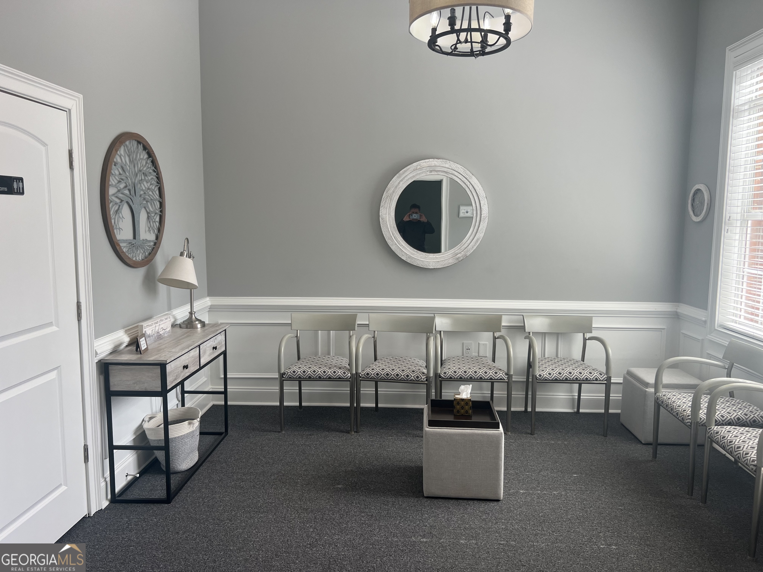 Beautifully renovated office condo minutes from downtown Woodstock. Four executive size offices, lobby, bathroom and break.