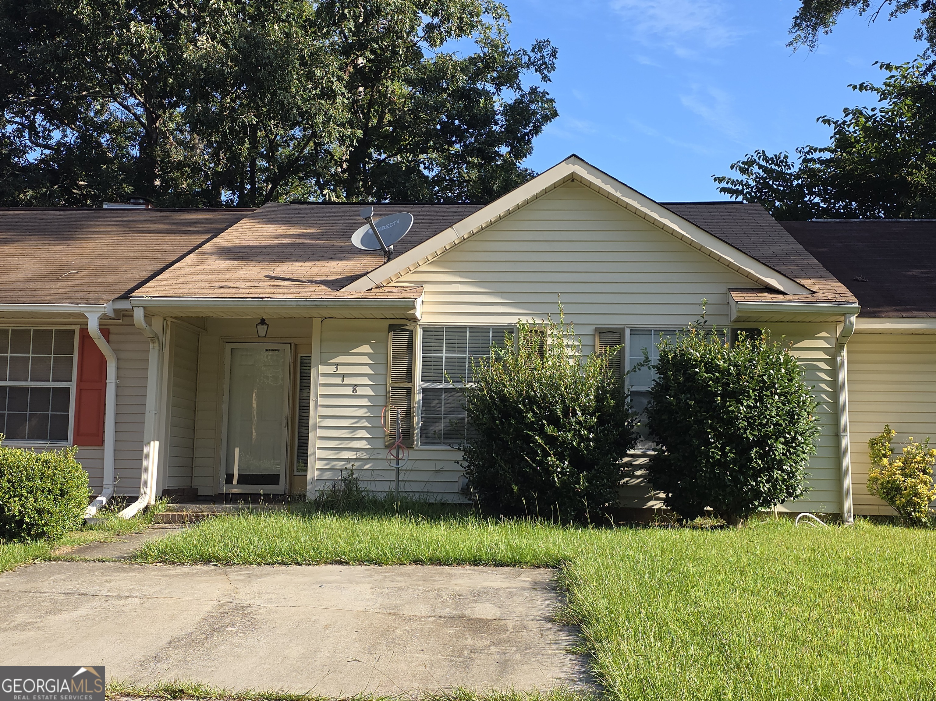**Charming Ranch Townhouse in Warner Robins, GA - A Perfect Investment Opportunity!** Welcome to your new sanctuary nestled in the heart of Warner Robins! This delightful ranch townhouse offers a perfect blend of comfort and convenience, making it an exceptional choice for both investors and homeowners seeking a cozy retreat. As you step inside, you'll be greeted by an inviting open floor plan that effortlessly combines the living and dining spaces. The bright and airy kitchen is a chef's delight, featuring modern appliances, ample counter space, and plenty of cabinetry - perfect for whipping up your favorite meals or entertaining friends! The townhouse boasts two generously-sized bedrooms, each with its own unique charm. With two well-appointed bathrooms, morning routines will be a breeze for everyone in the household. Step outside into your private backyard oasis! It's an ideal spot for weekend BBQs or simply relaxing after a long day. Whether you envision creating your own garden paradise or enjoying family gatherings under the sun, this outdoor space has limitless potential.