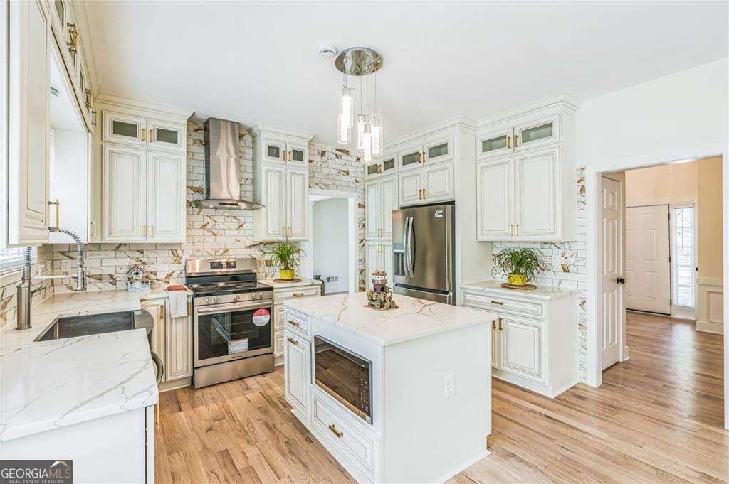 1095 Lyndhurst WAY
