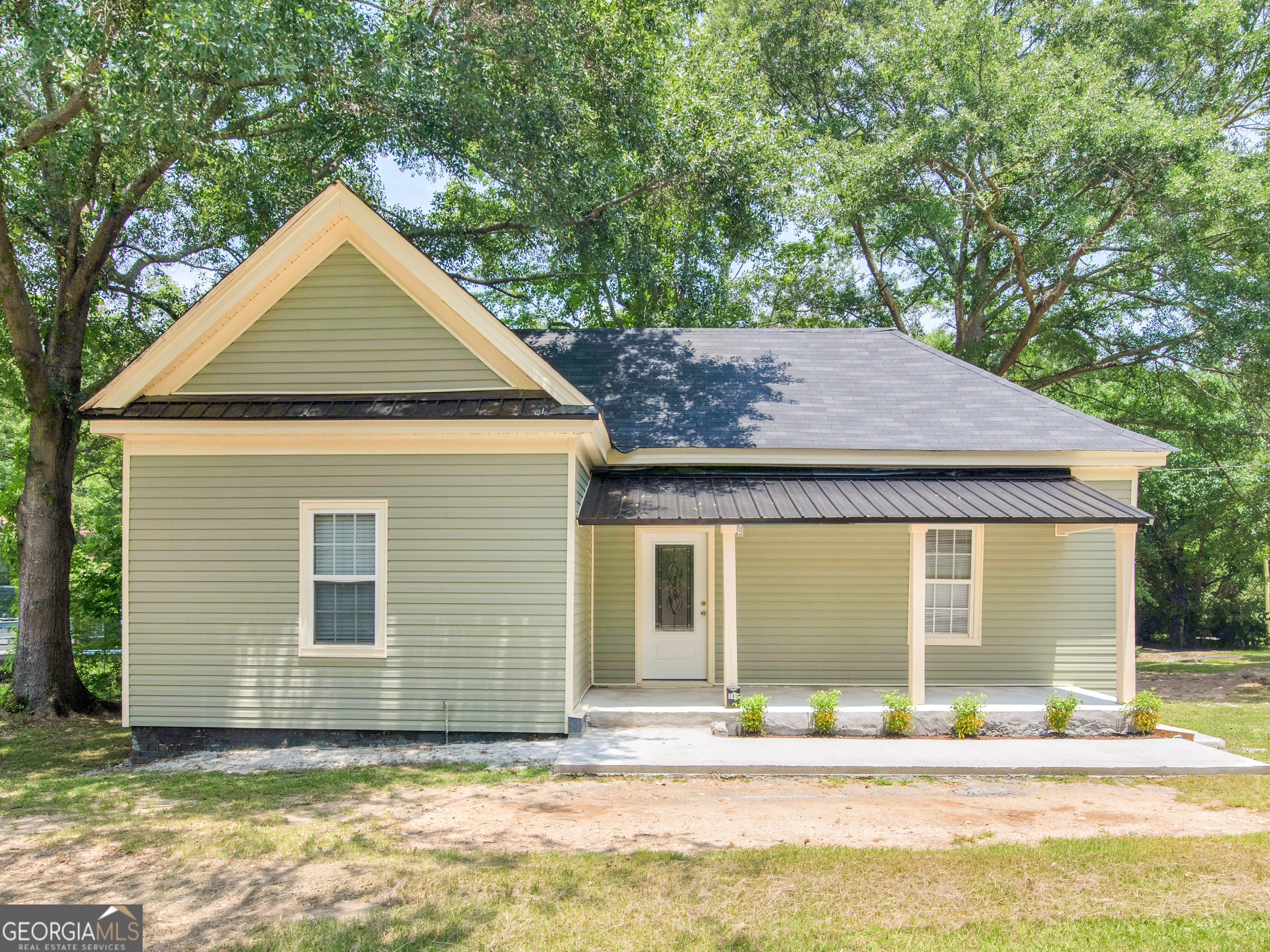 **Charming 2-Bed, 2-Bath Home in Downtown Barnesville, GA** Discover this cozy two-bedroom, two-bath home, perfectly situated within the city limits of Barnesville, GA, and just a short walk to the vibrant downtown area. Recently updated, this home boasts fresh exterior siding for enhanced curb appeal and a low-maintenance finish. Inside, laid out with refreshed flooring, updated fixtures, and a bright, open living space. The bedrooms offer comfortable space and natural light, complemented by two bathrooms. With its prime location and move-in-ready condition, this home is a fantastic opportunity for end users seeking an affordable, turnkey residence or investors looking for a rental property with strong potential. The small, manageable lot keeps upkeep simple, making this an attractive option for a variety of buyers. Don't miss out on this gem in the heart of Barnesville! **Contact for details and showings!**