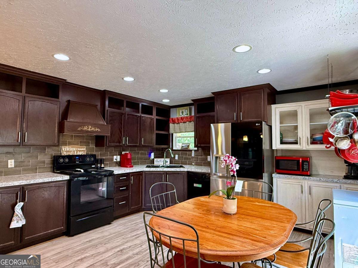 1048 Robin Hood DR