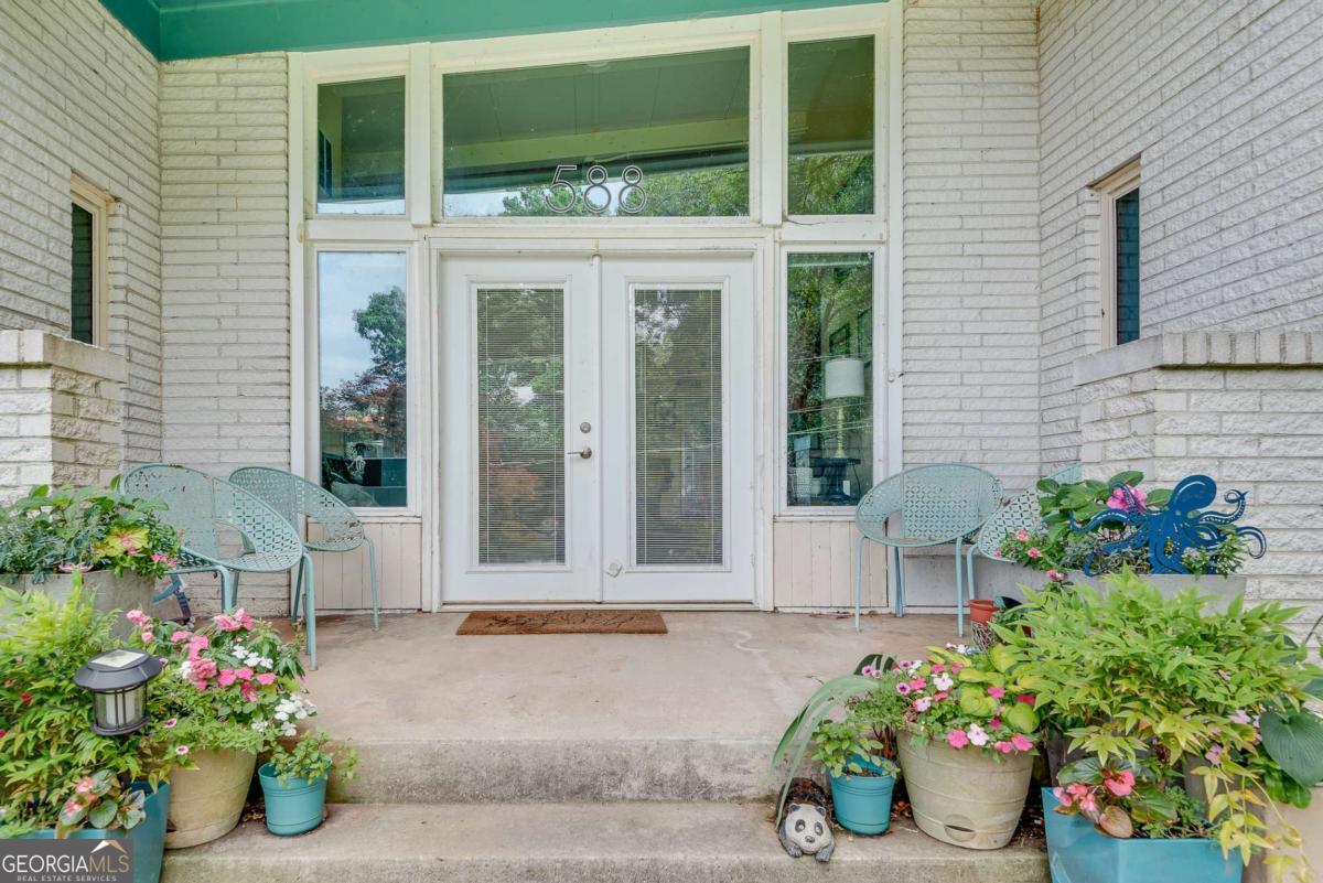 588 Kenilworth CIR