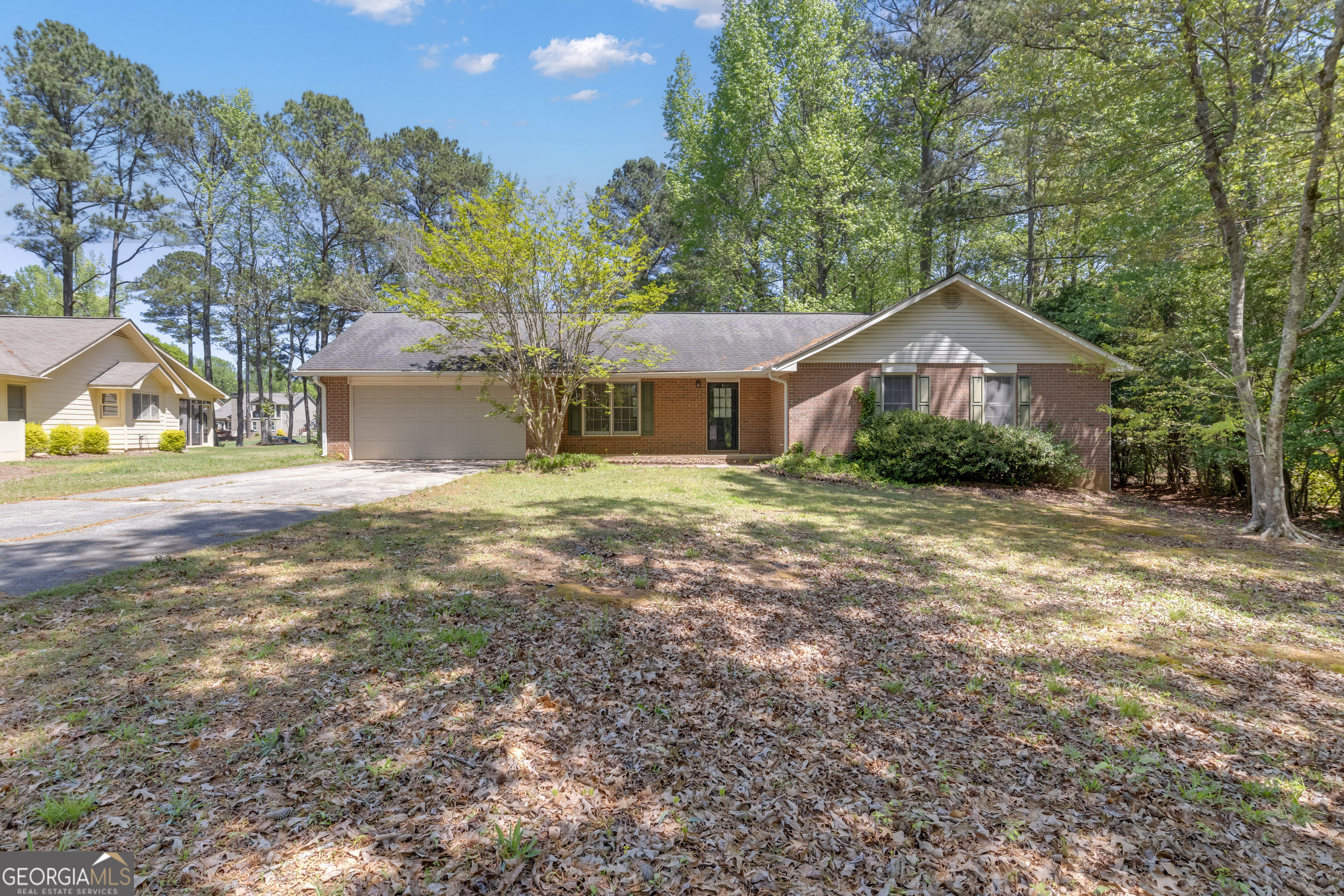 Great Location with a large private backyard that backs up to the Braelinn golf course!! This Hamptons Corner 3 Bedroom 2.5 bath home is located in the Star's Mill school district and a prime location on the southside of Peachtree City.