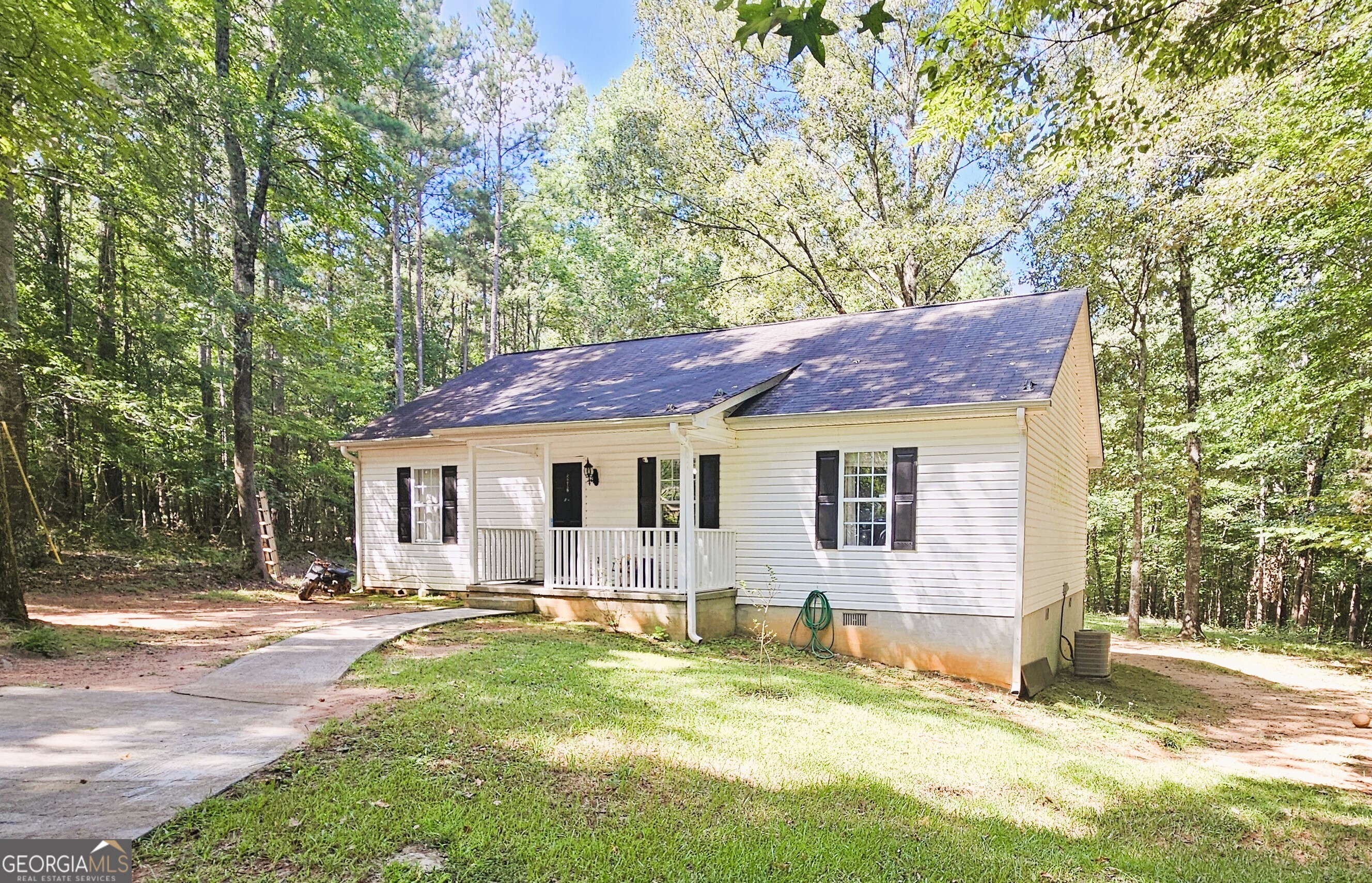 Move In Ready Single Story 3 Bedroom, 2 Bath Home!! Beautiful Kitchen with tile countertops and backsplash, stainless steel appliances, open living room/dining room area, central Heat/Air, situated in prime location in Covington, Ga. Close to schools, restaurants and shopping areas.