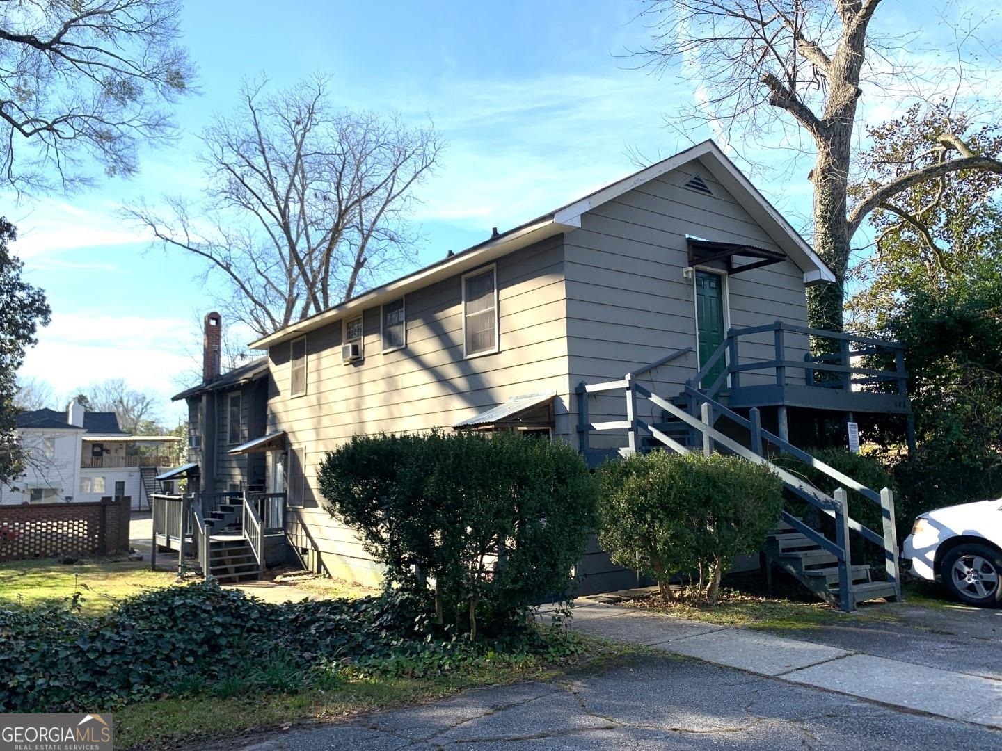 Great Intown Location! Located on the corner of Ben Hill and W. Haralson. Within walking distance to the Lagrange College, Downtown Lagrange, shopping and restaurants! 1 bed, 1 bath bunk/loft style unit! All new paint throughout! Plenty of parking and laundry onsite! Must see!