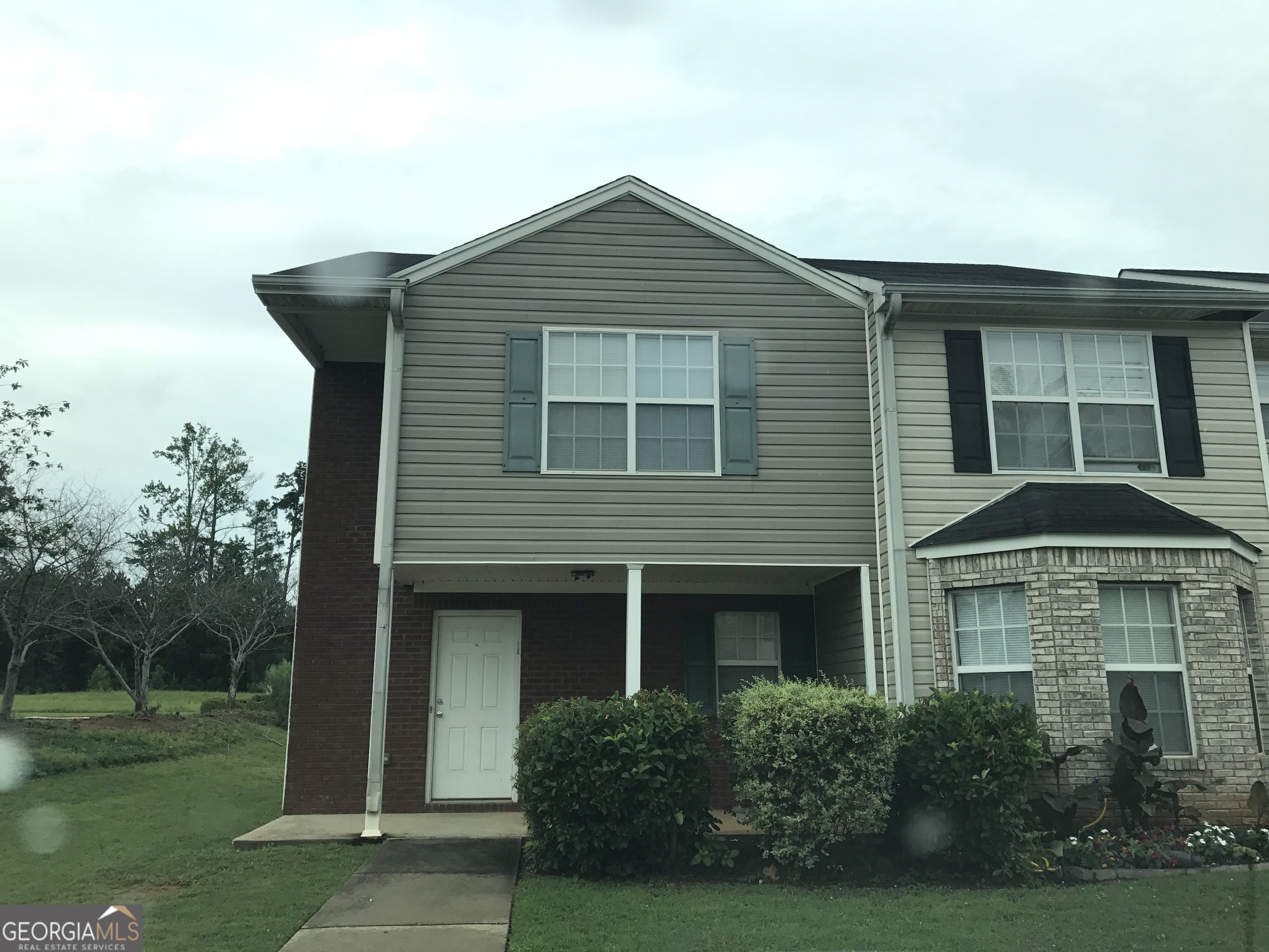 End unit townhome, new paint, new carpet. Tile flooring throughout 1st floor. Ready for a new tenant.