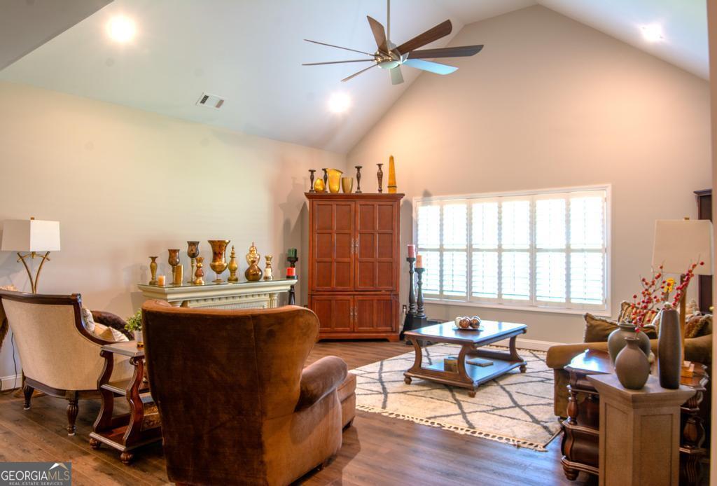 1205 E Hampton DR