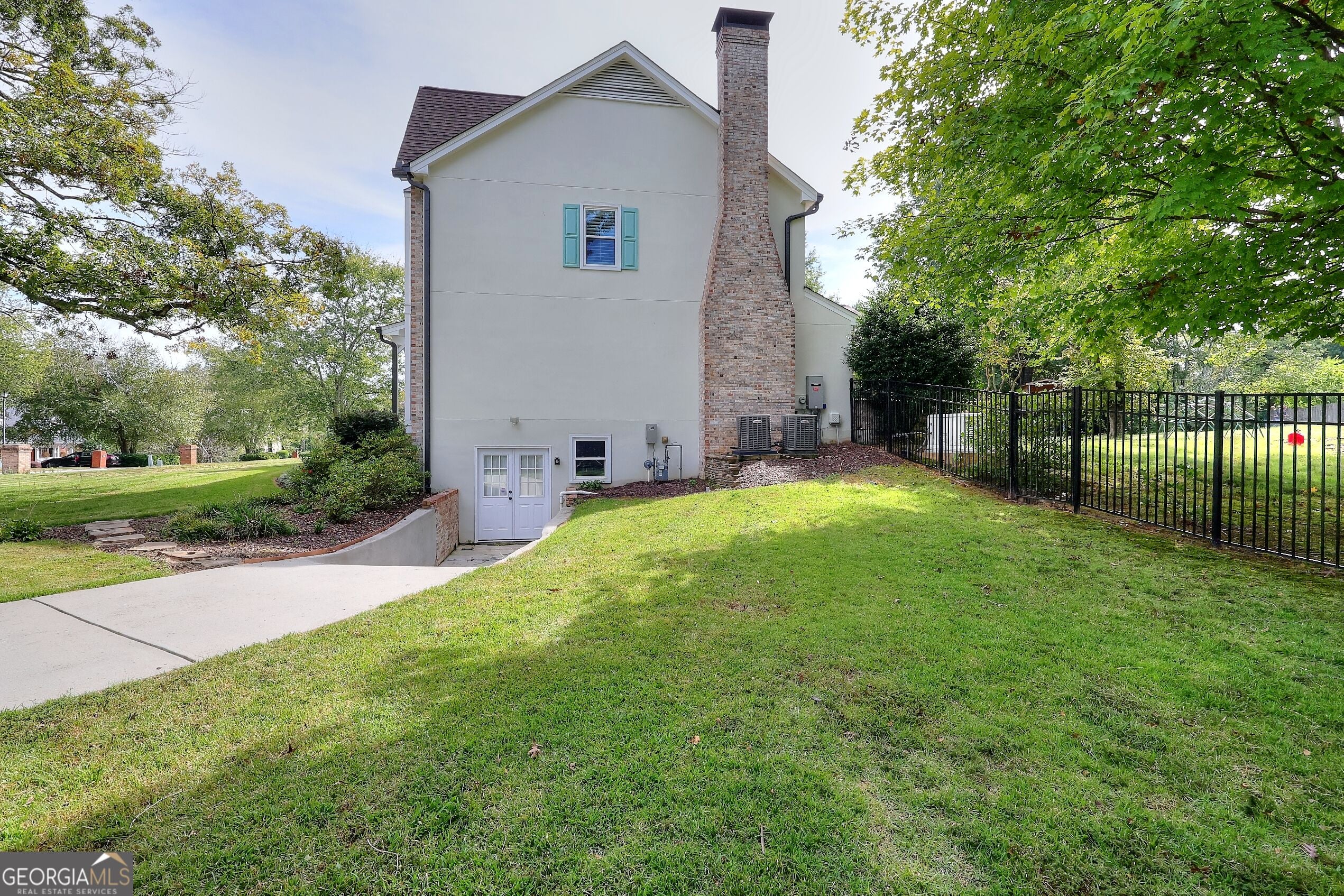 1321 Lakeshore DR