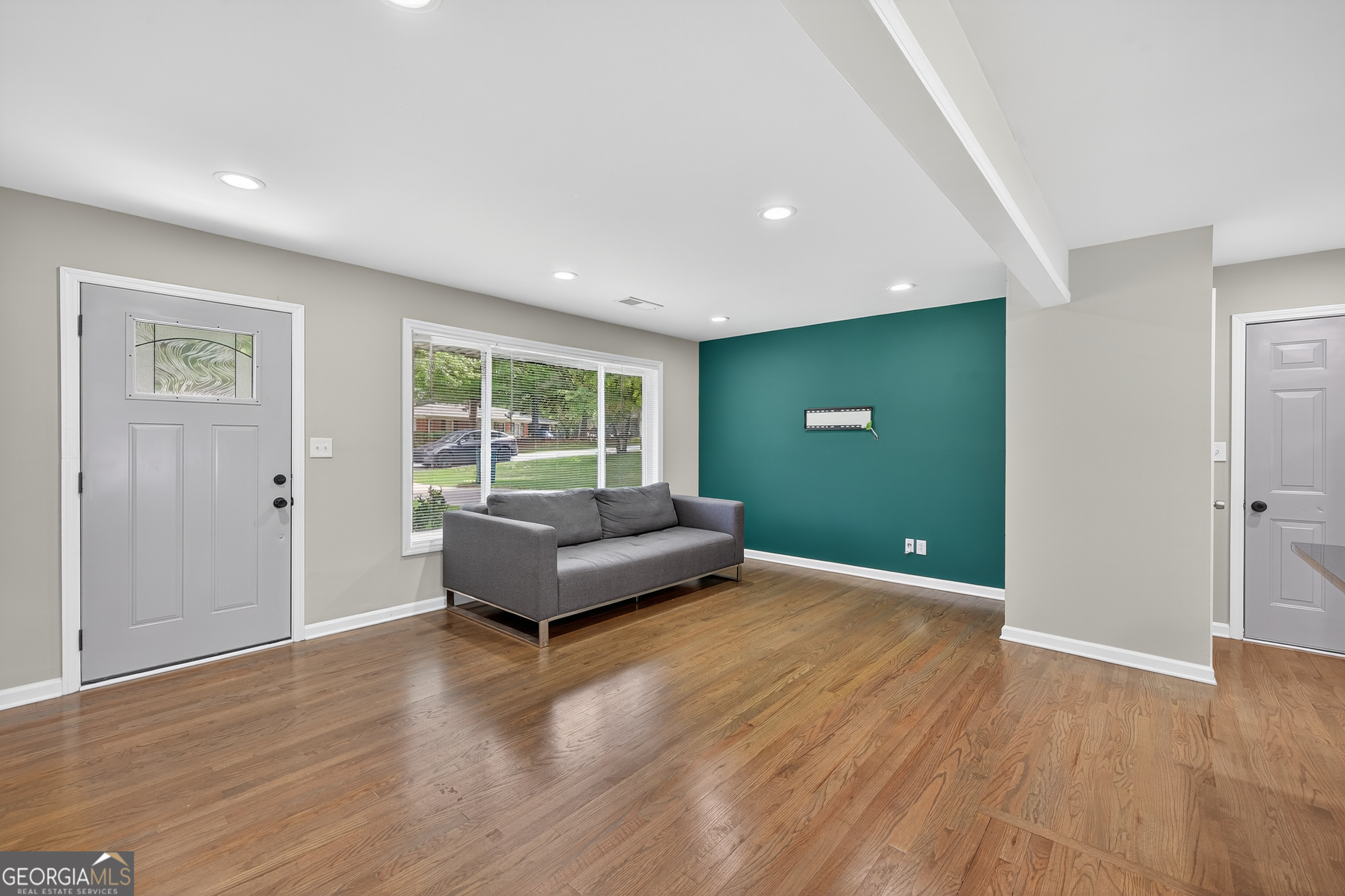 218 Palms LN