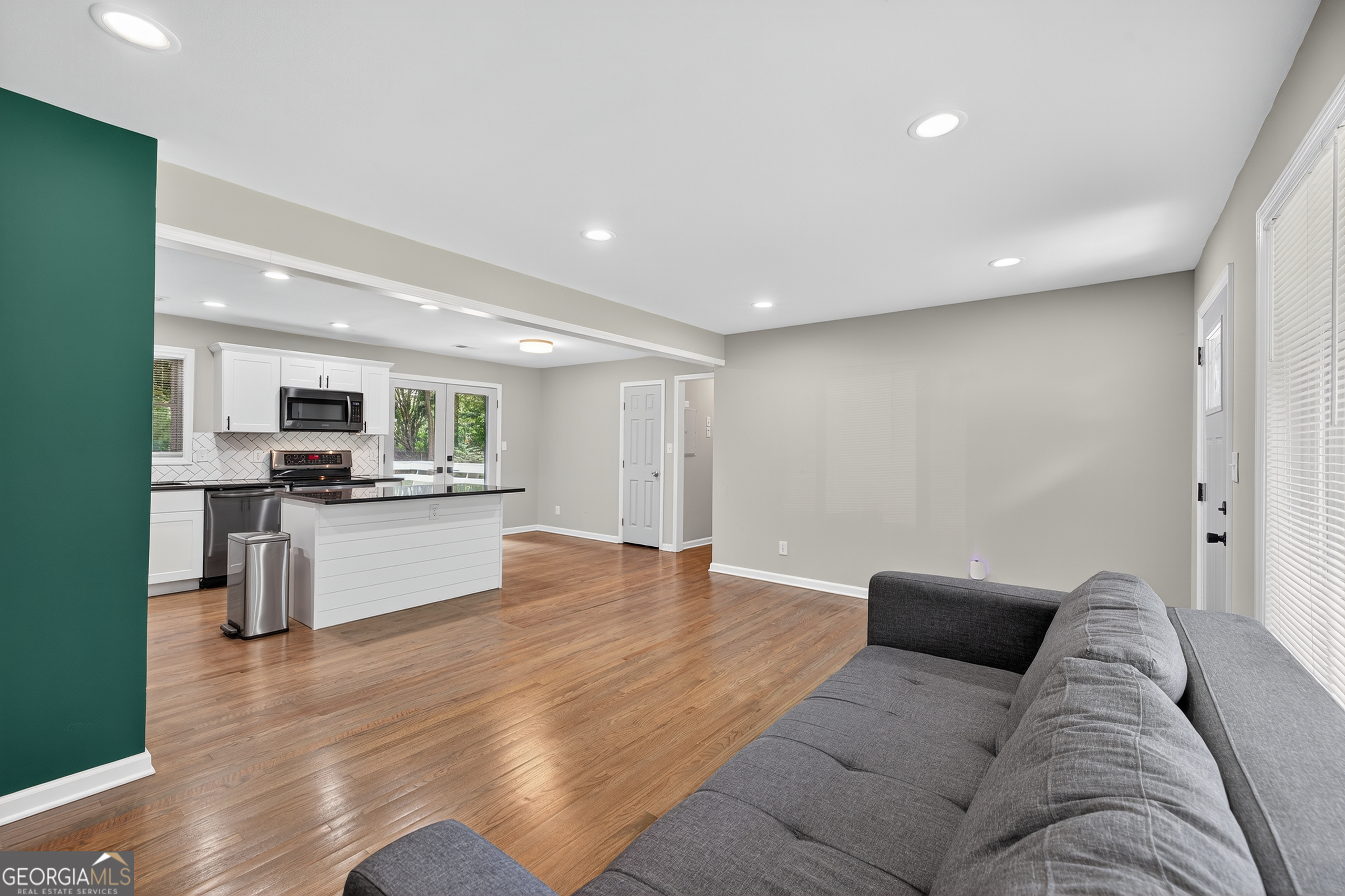 218 Palms LN