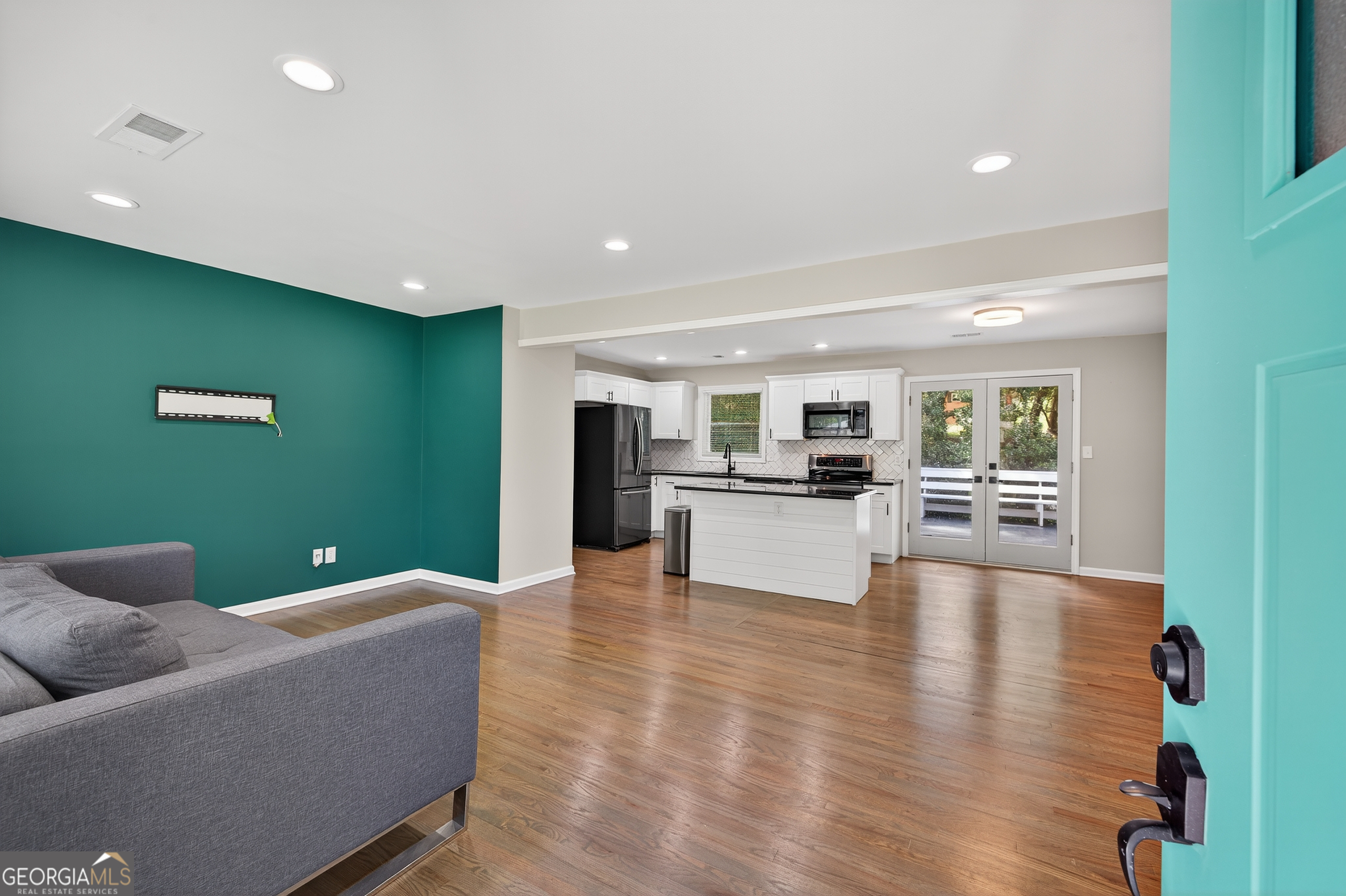 218 Palms LN