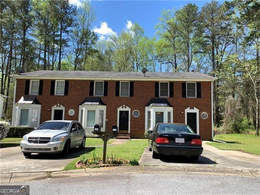 2 BEDROOM END UNIT WITH PRIVATE BATHROOM AND CLOSET IN EACH BEDROOM. NEW PAINT, NEW CARPET. PRIVATE BACKYARD IN A QUIET NEIGHBORHOOD. CLOSE TO LOCAL COLLEGE & DINING/SHOPPING. NO SMOKING. NO PETS. GOOD CREDIT HISTORY IS REQUIRED. OWNER/AGENT.