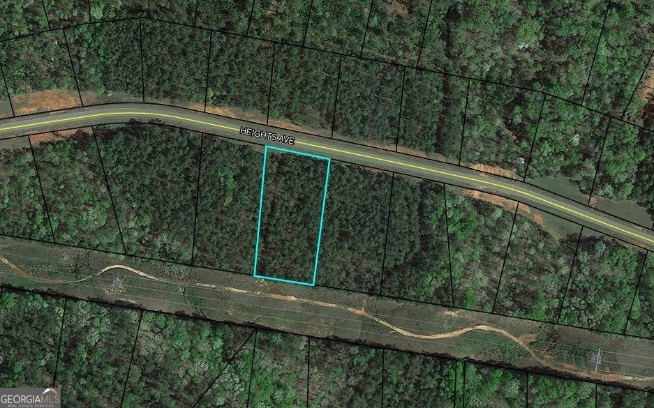 Building lot available in the beautiful River Forest gated community with a championship golf course, clubhouse, swim, tennis and exercise facilities.