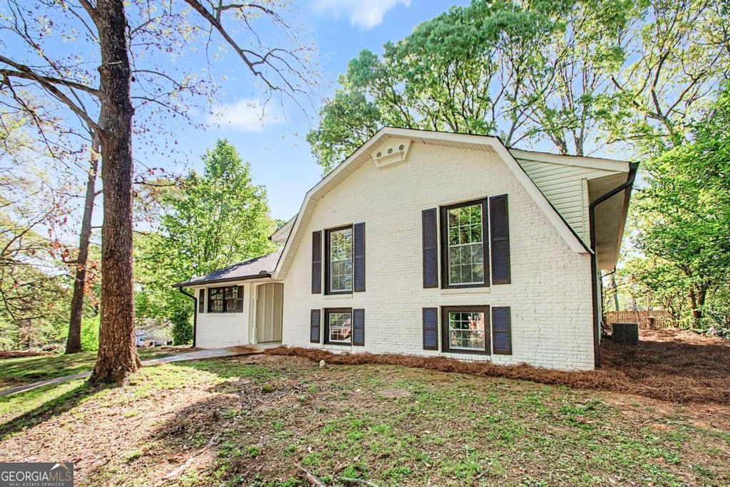 Photo of 556 Roxbury Drive, Riverdale, GA 30274 (MLS # 10730470)