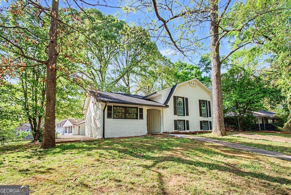 Photo of 556 Roxbury Drive, Riverdale, GA 30274 (MLS # 10730470)