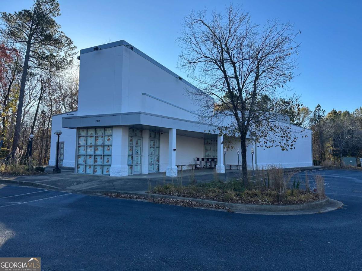 Available is a free standing second-generation restaurant with bar and patio area. Building and stand alone signage. Plenty of parking. Near North Point Mall and GA-400. Located in city of Alpharetta. Area demographic with an average household income of $100k.