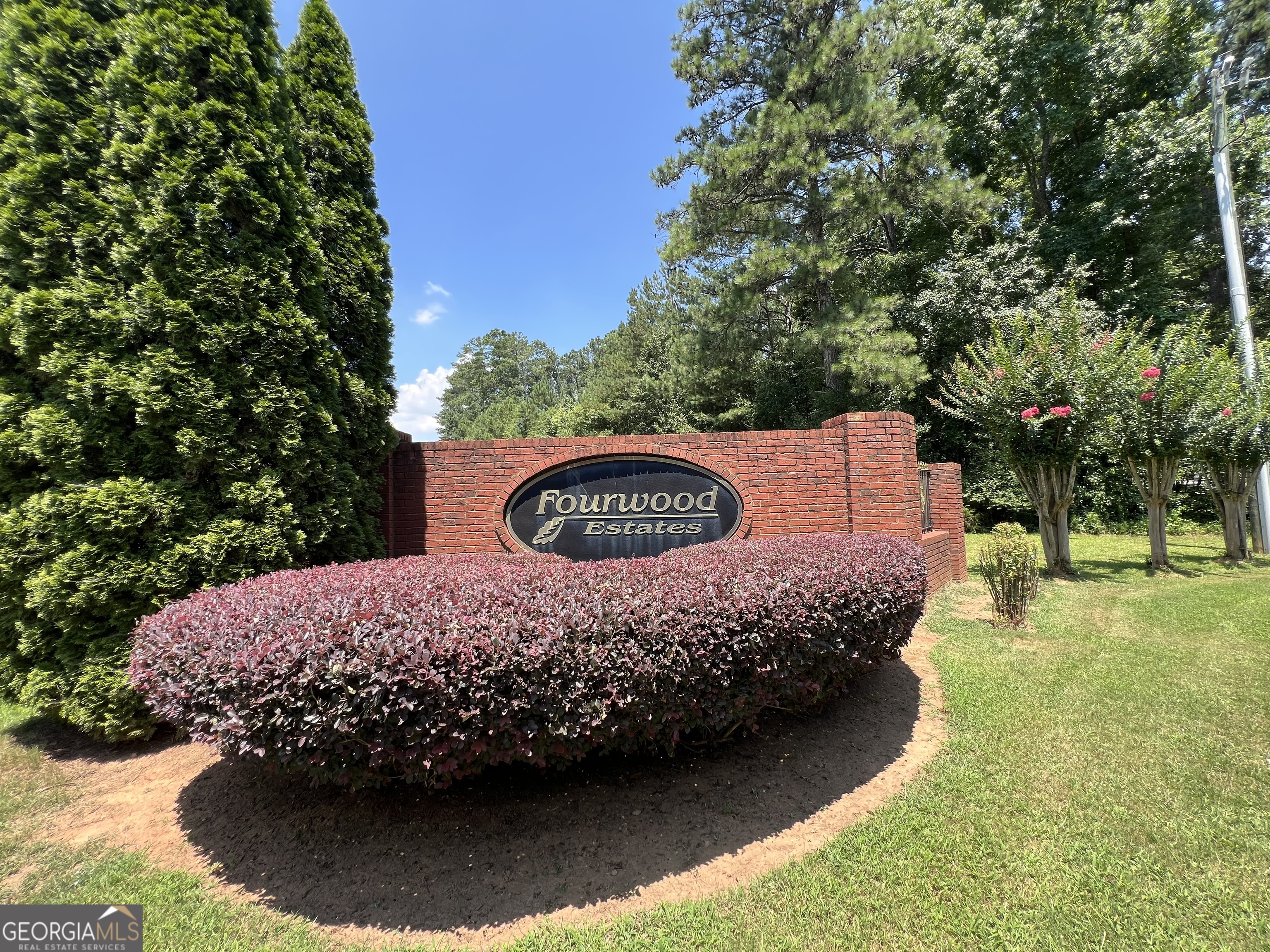 Come build your dream home! This lot offers the perfect blend of privacy and convenience, tucked away in an established area yet just minutes from shops, restaurants, and highway access. Whether you're a homeowner looking to build or an investor searching for your next project, this is an excellent opportunity. Bring your builder and vision - no HOA!