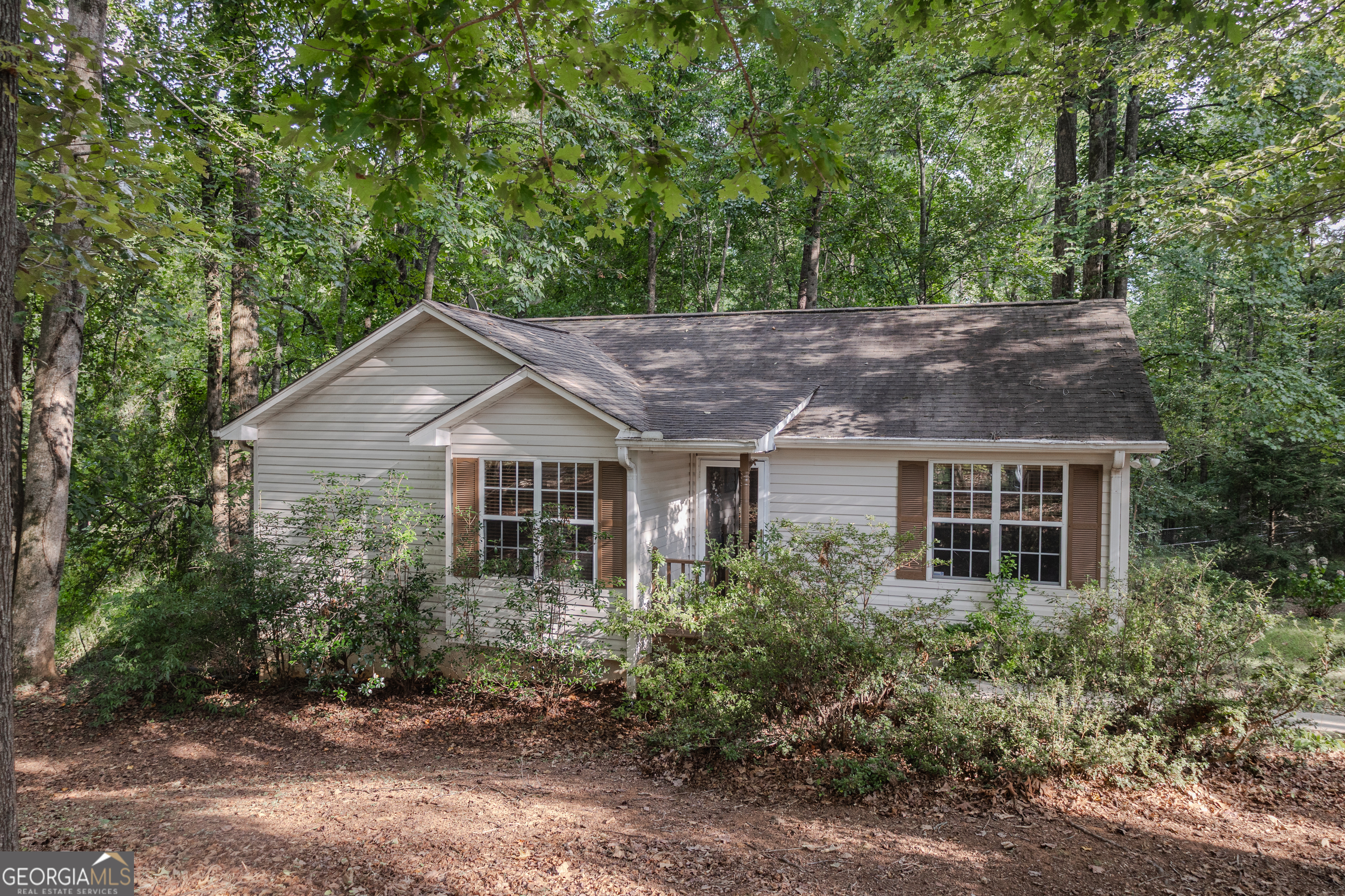 Turn your dream of home ownership into a reality. This cute ranch style home has a beautiful view of mature trees and serene natural lot perfect for entertaining. This 3 bd 2ba home has lots of natural light and hardwood floors. Eat in kitchen which opens to the family room. Kitchen opens up to a large deck overlooking private back yard for entertaining. Large primary bedroom with tub/shower combination. If you are a dog lover there is a large fenced in area and large/ storage doghouse. Nice level lot to have a garden or just enjoy the natural beauty of the surroundings. This home is perfectly positioned near local wineries, Downtown Dahlonega and the University of North Georgia. Ideal home for first time home buyers or someone looking for one level living. No rental restrictions and would be a great get away for someone wanting a second home or a VRBO. call Patty to see home today.