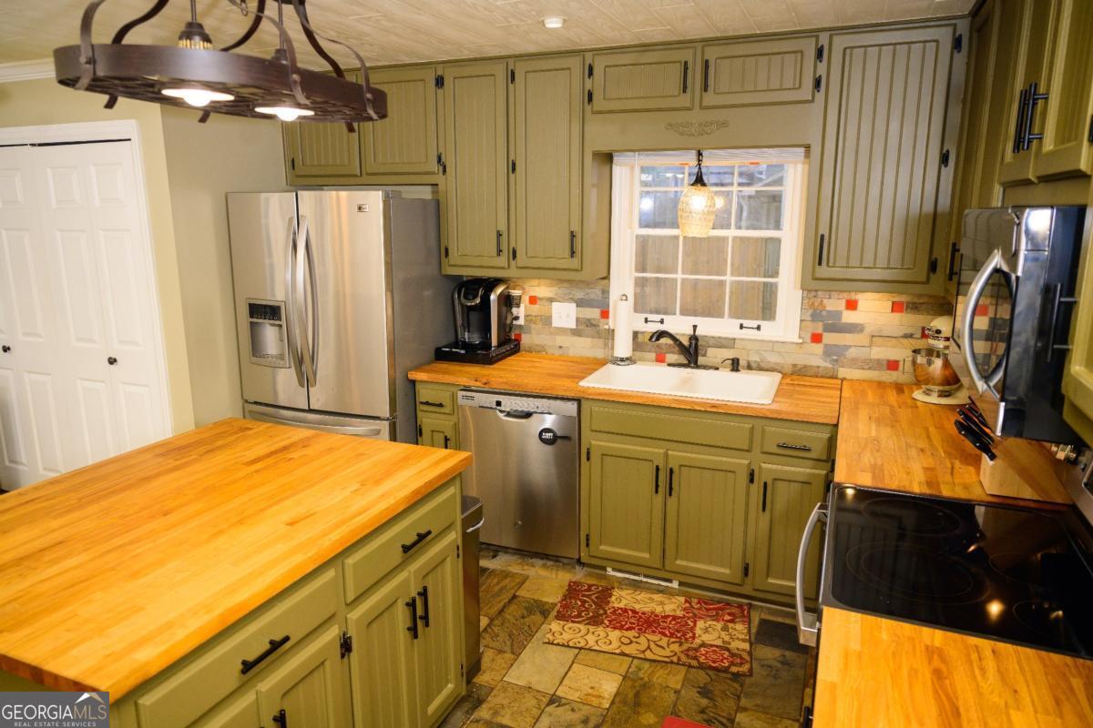 Powder Springs, Georgia 30127, United States, 4 Bedrooms Bedrooms, ,3 BathroomsBathrooms,Residential,Pending,13886