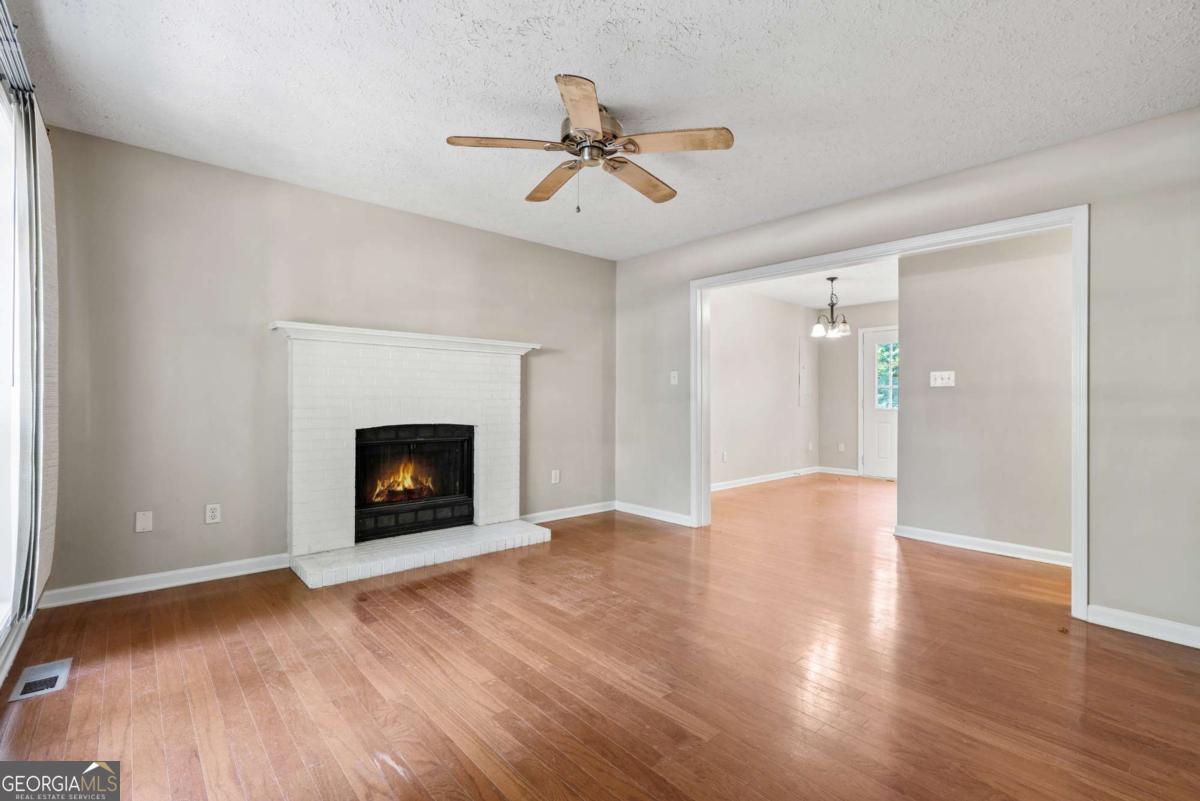 1333 LAURA LN