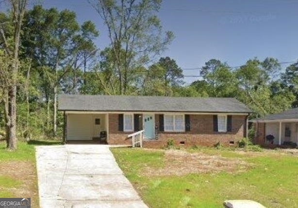 PERFECT STARTER HOME 3BR/1BA, 1,072 SQFT, 4-SIDED BRICK HOME ON GRIFFIN'S NORTH-SIDE. FOYER ENTRANCE. LARGE LIVING ROOM. OPEN, EAT-IN KITCHEN. LAUNDRY/MUD ROOM. MASTER ON MAIN W/LARGE CLOSET. 2-ADDITIONAL BEDROOMS ON MAIN W/FULL HALL BATH. 1-CAR ATTACHED CARPORT. PRIVATE BACKYARD W/PATIO. CALL AGENT FOR A PRIVATE OR VIRTUAL TOUR TODAY! WELCOME HOME...