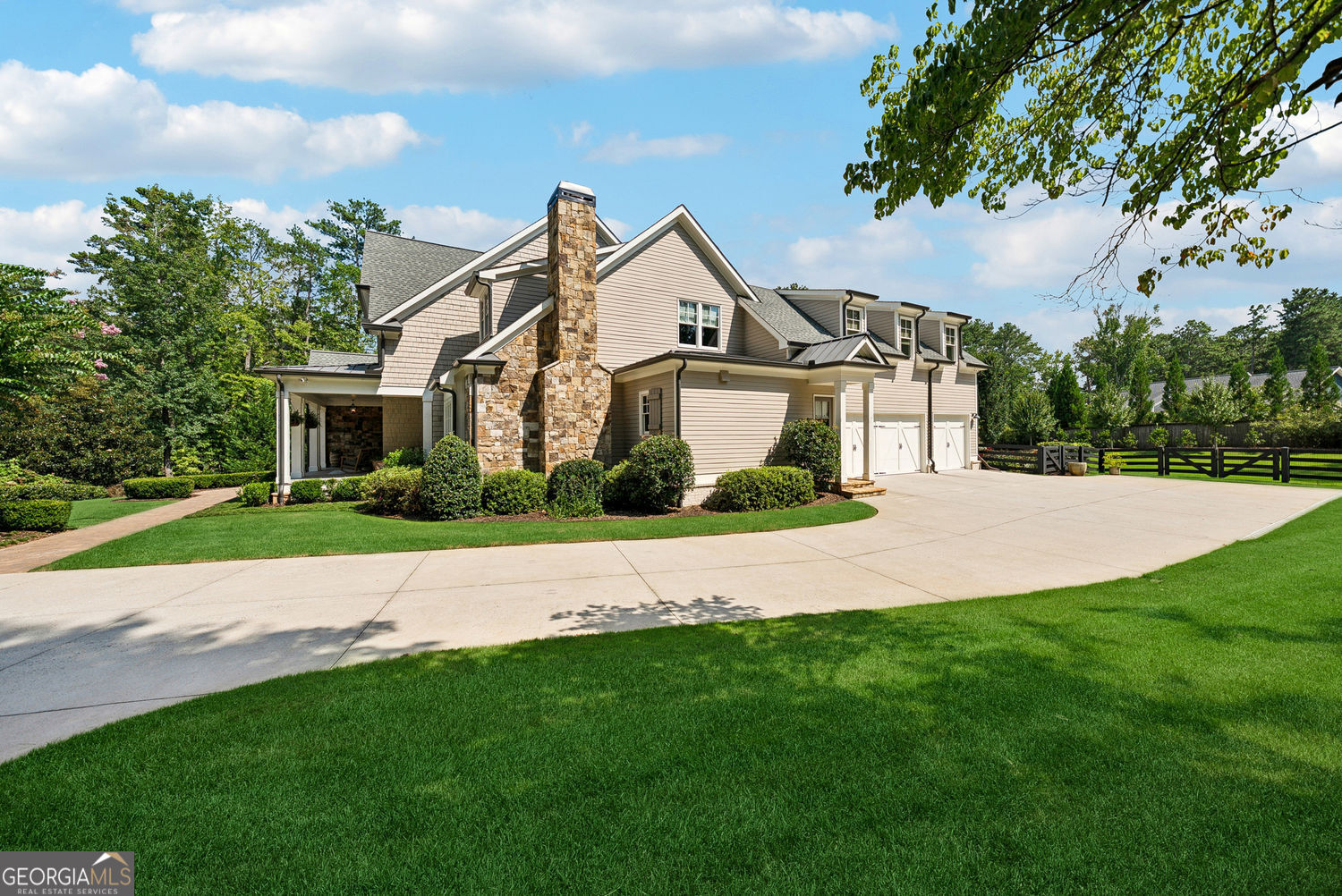 Roswell, Georgia 30075, United States, 4 Bedrooms Bedrooms, ,5 BathroomsBathrooms,Residential,Pending,199784