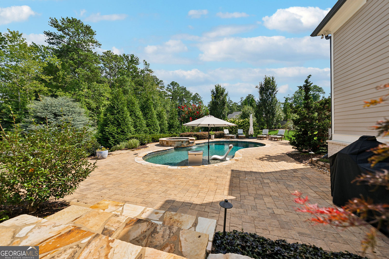 Roswell, Georgia 30075, United States, 4 Bedrooms Bedrooms, ,5 BathroomsBathrooms,Residential,Pending,199784