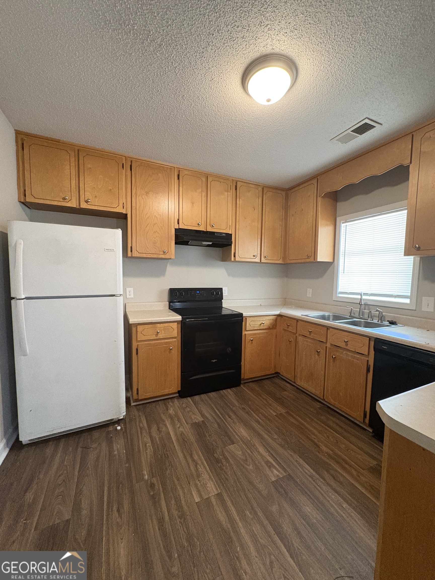 Super cute triplex. Minutes from shopping, school and public transportation.