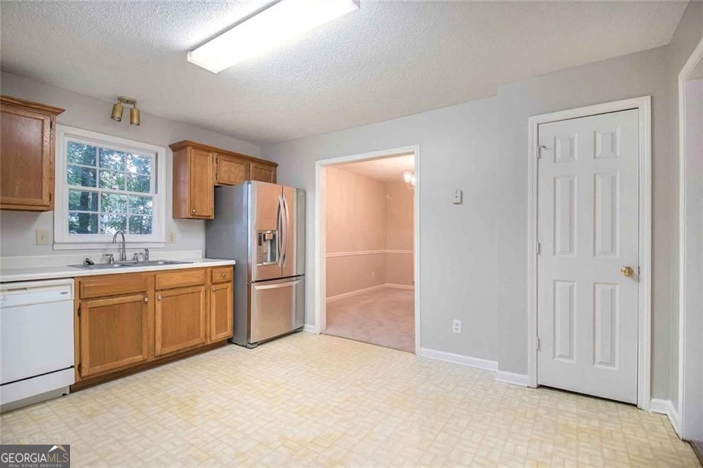 1560 Red Briar WAY