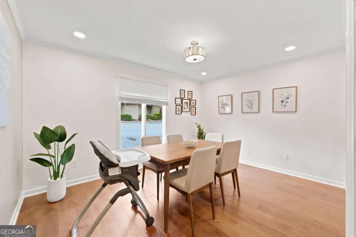 8 Ivy RDG NE