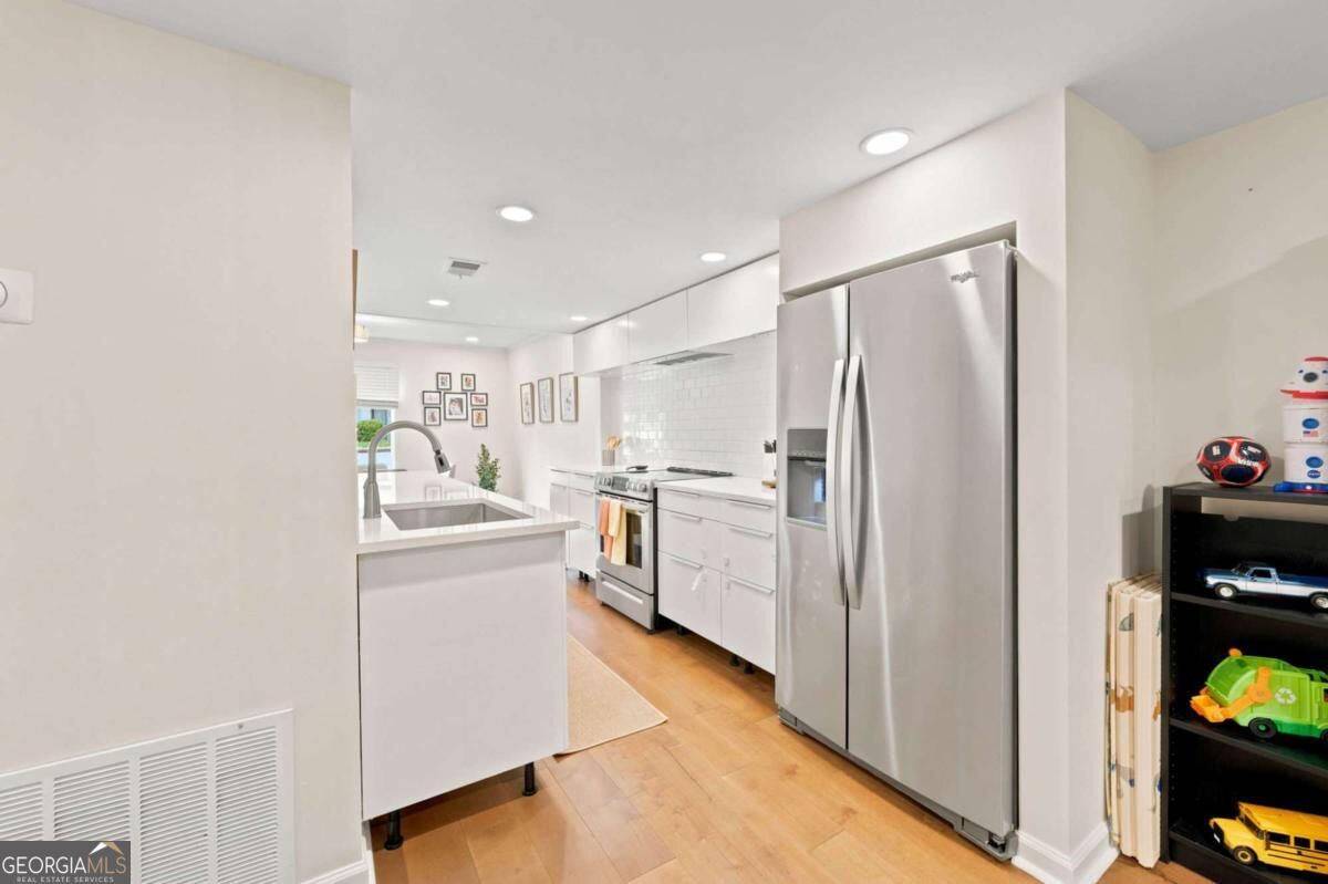8 Ivy RDG NE