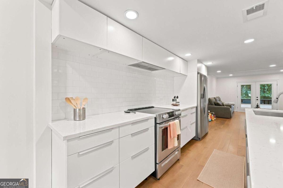 8 Ivy RDG NE