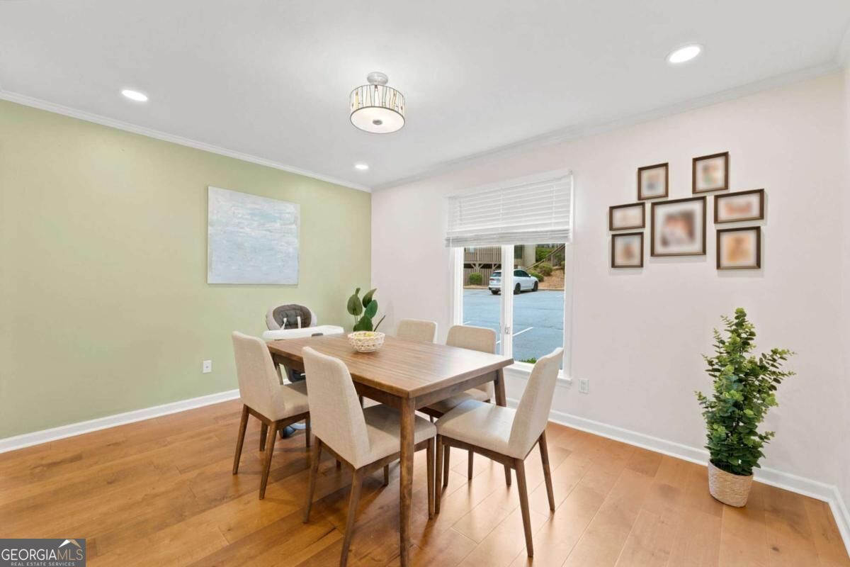 8 Ivy RDG NE