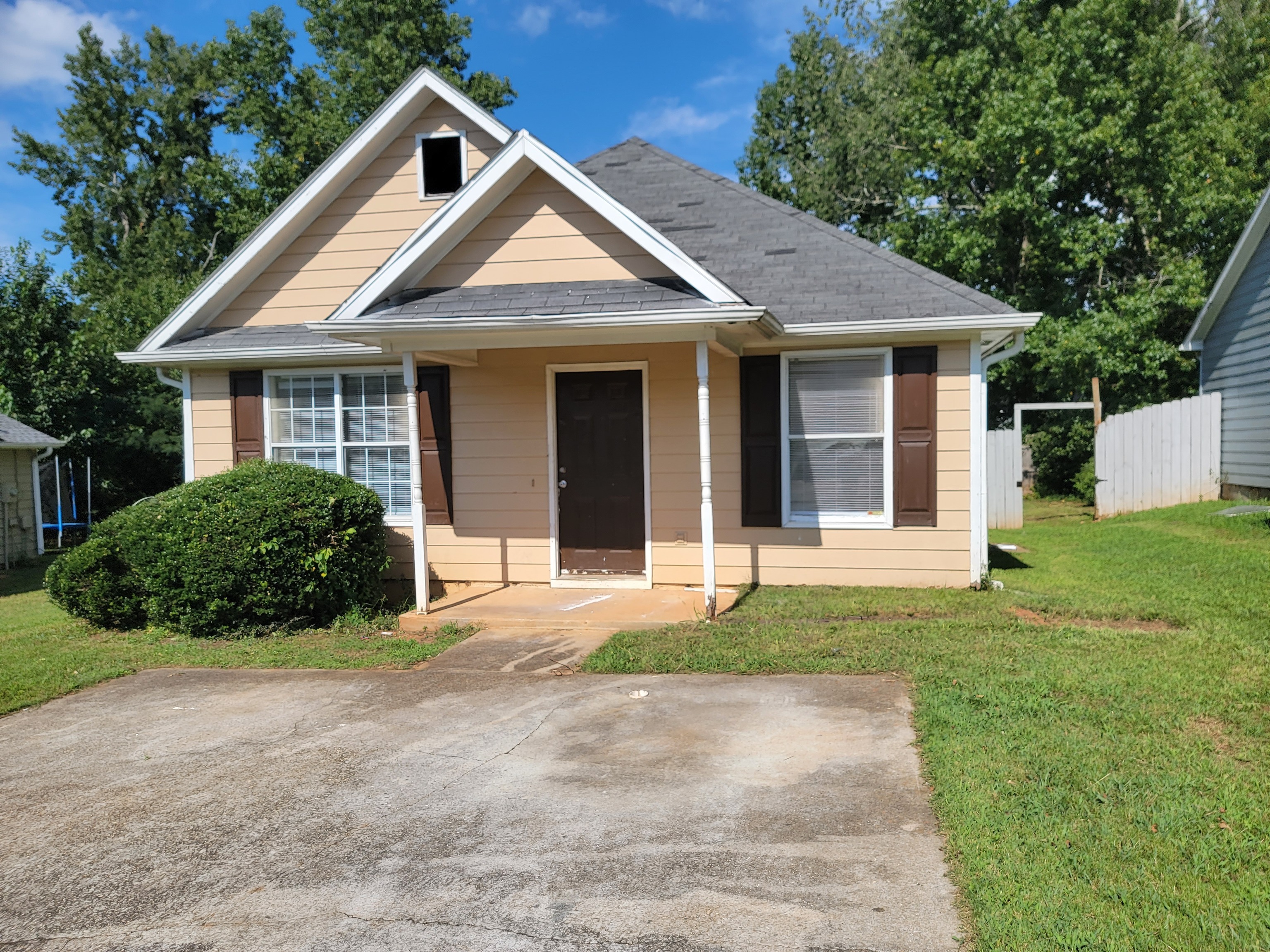 This charming home is just one of the 3 for sale in this beautiful subdivision! Take advantage of the perfect opportunity to call Waterford on Ellis your new home sweet home! Schedule a viewing today, these won't last long!