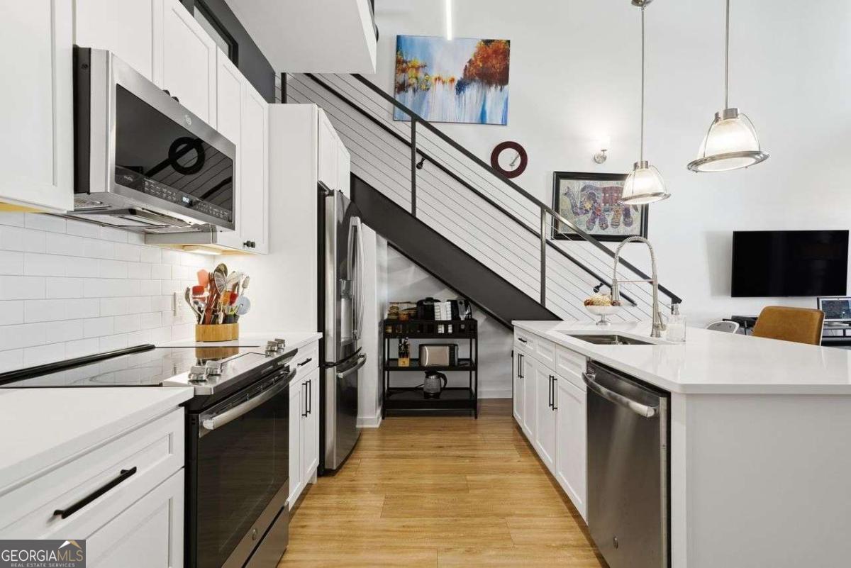 260 18th ST NW 10215