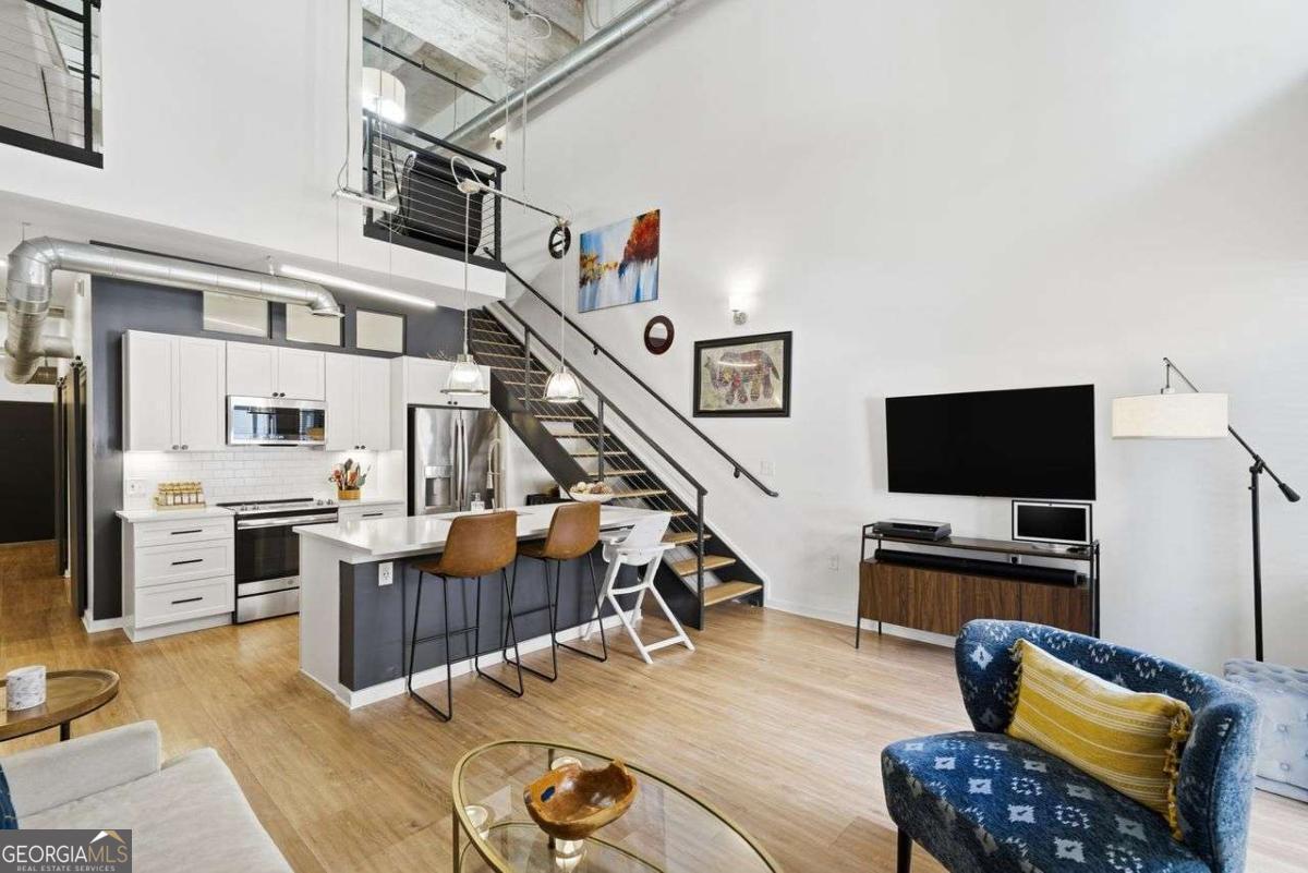 260 18th ST NW 10215