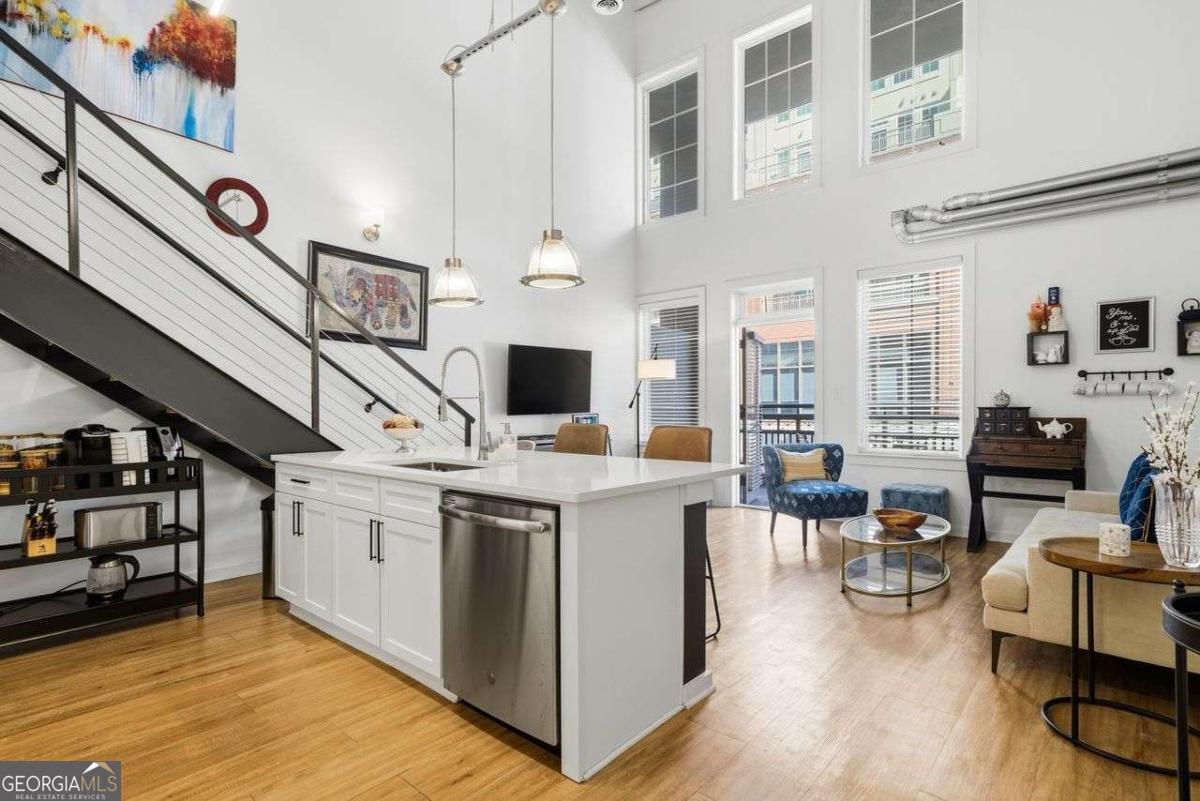 260 18th ST NW 10215