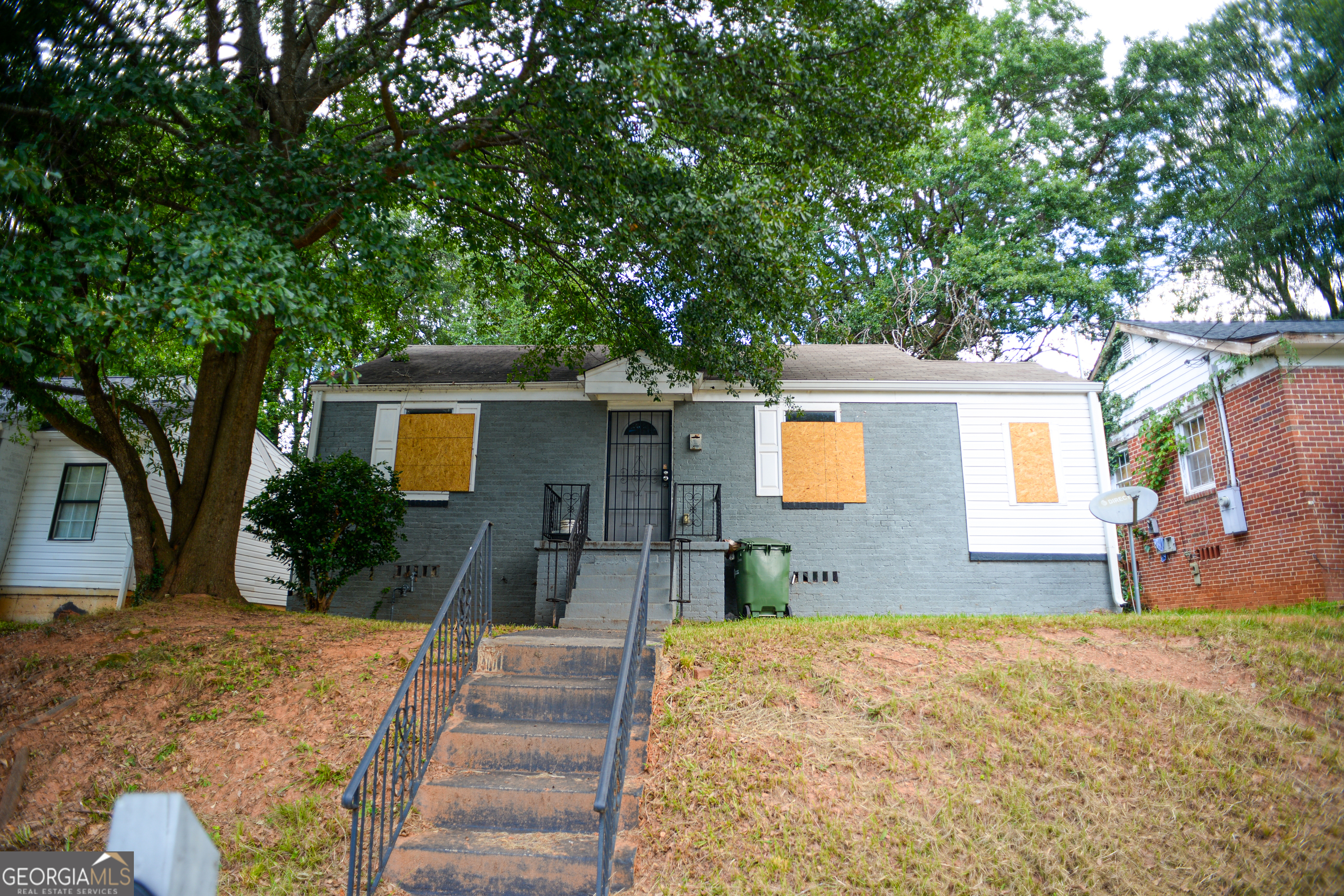 *BELTLINE ALERT* Investor special! Solid 2-bedroom, 1-bath brick ranch in the heart of Atlanta. This diamond in the rough is a fantastic opportunity to create instant equity. With a full renovation, this property is poised to become a highly desirable rental or a profitable flip. The classic brick exterior offers great curb appeal, and the location is unbeatable, close to everything Atlanta has to offer. Don't miss out on this chance to transform this home into a modern gem and capitalize on Atlanta's booming real estate market! Bring your vision and your contractor!