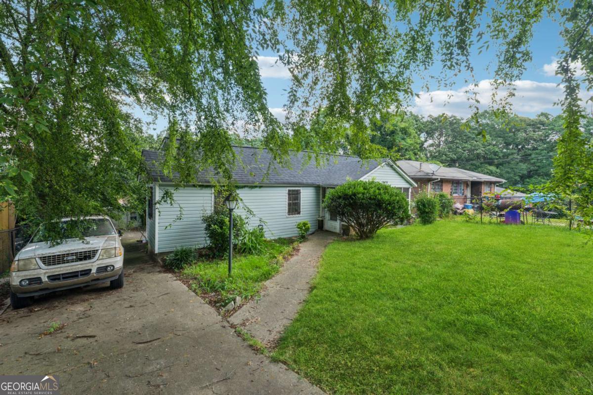 1989 Tiger Flowers DR NW