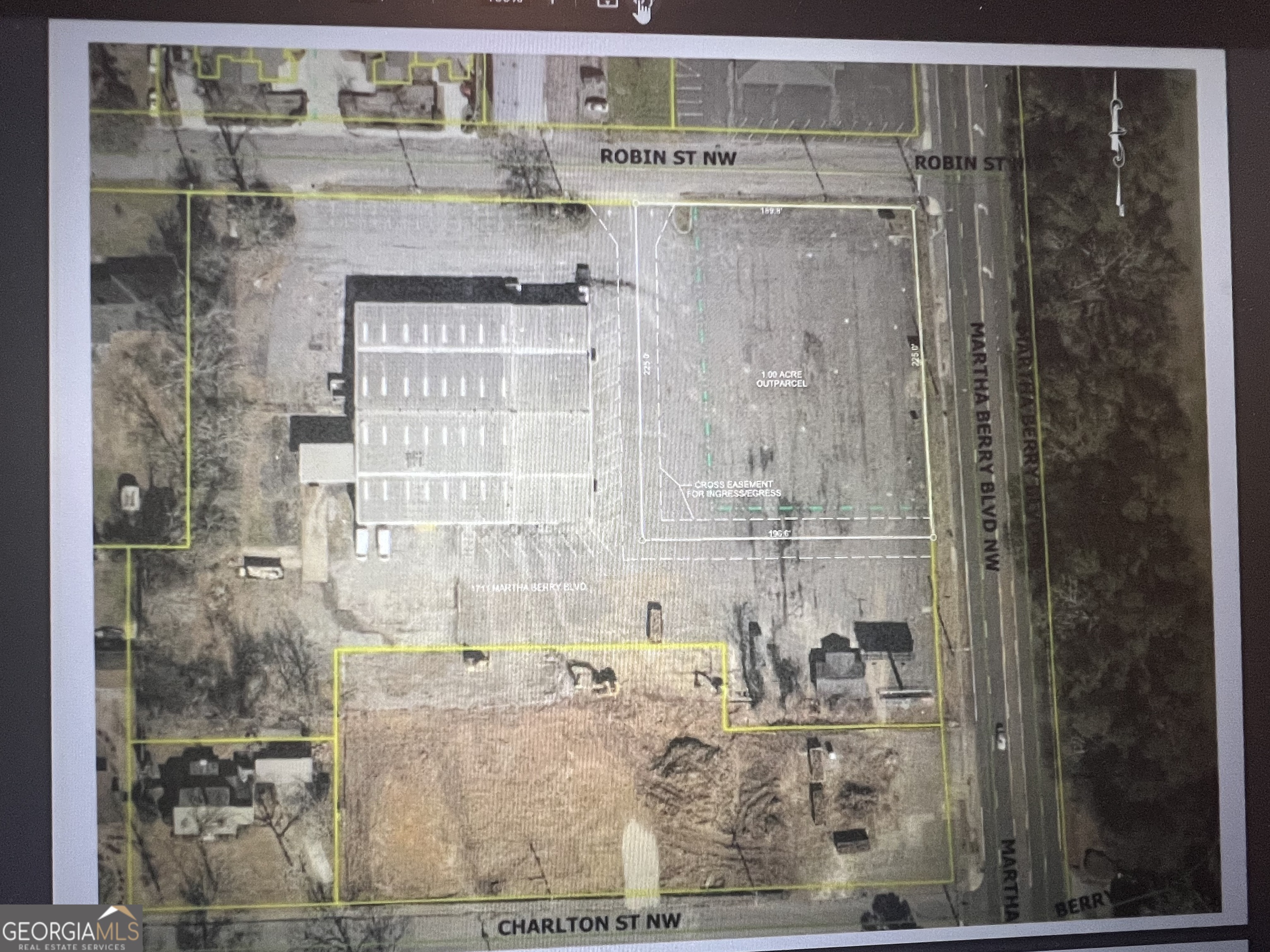 Ground lease or build to suit on up to a one acre corner lot at the Corner of Martha Berry Blvd and Robin Street. Looking for a Franchise possibly Food or Retail