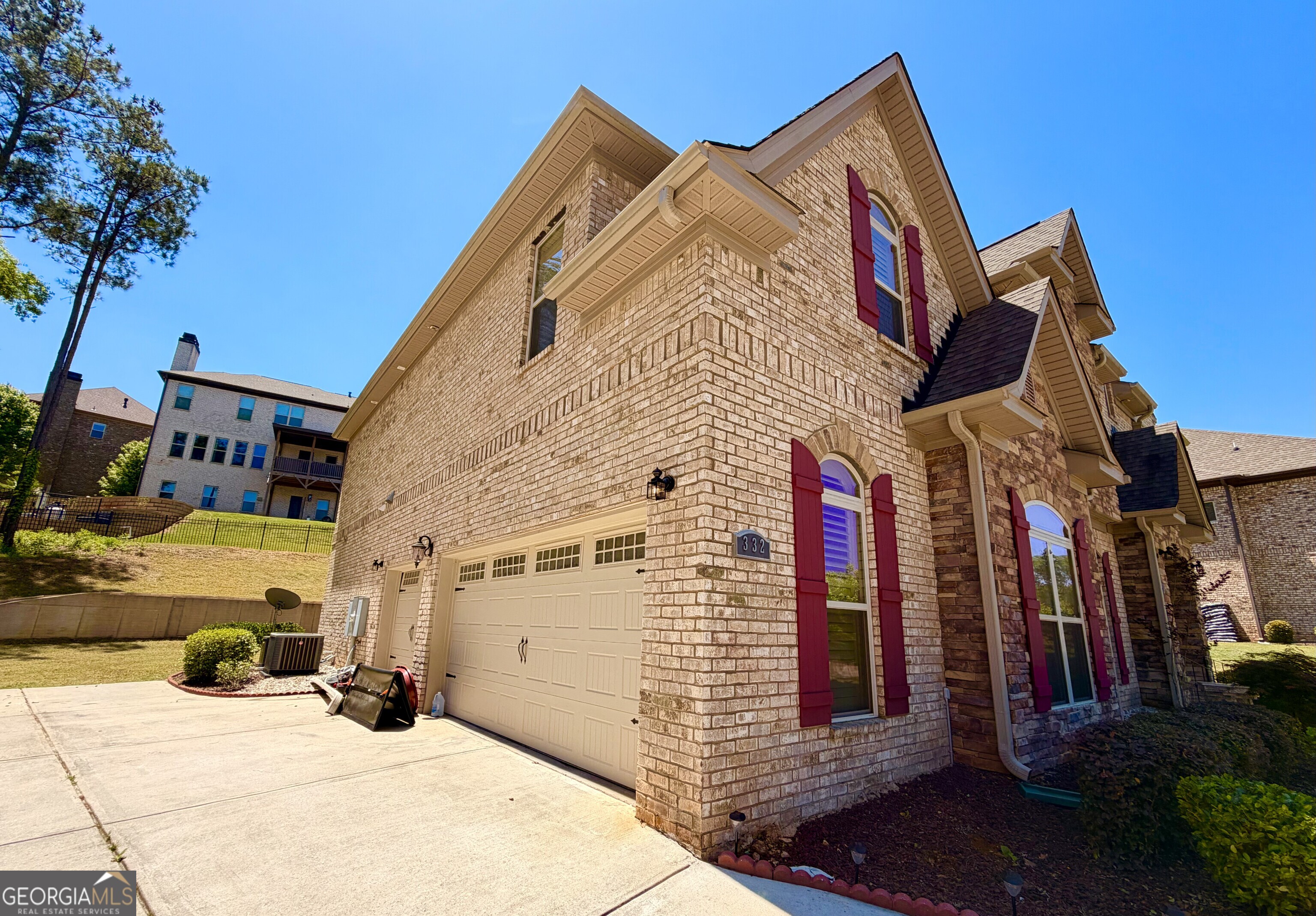 332 Warwick PL