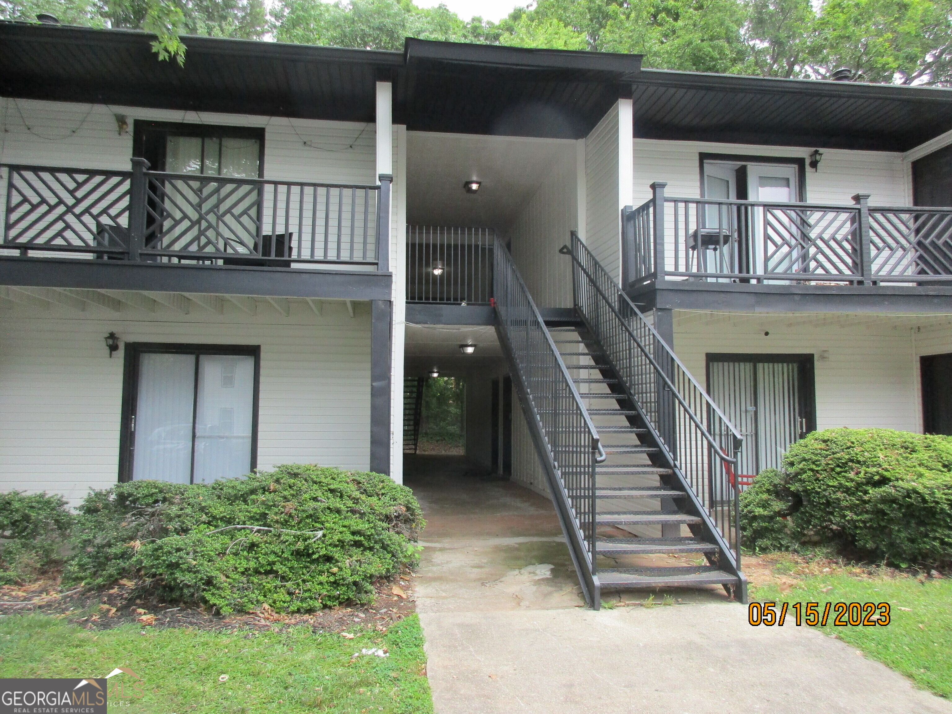 Cozy 1st floor 2bed/2bath condo that features living room and dining room combo. Roommate floorplan with laundry in the hallway as well as a private patio area. Plenty of parking for you and your guest. Easy access to I-285, I-85 and Hwy 78. Close to public transportation, downtown Tucker, restaurants and shopping. Call to schedule a showing, 404-838-3371.