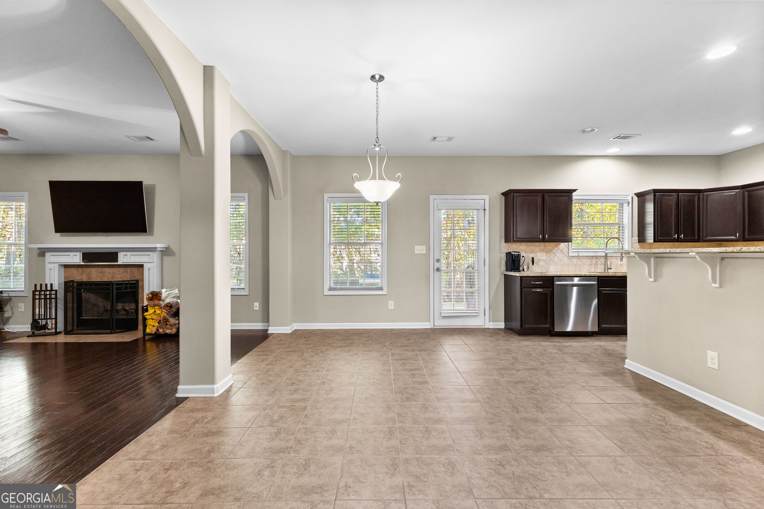 Newnan, Georgia 30263, United States, 4 Bedrooms Bedrooms, ,3 BathroomsBathrooms,Residential,Pending,27802