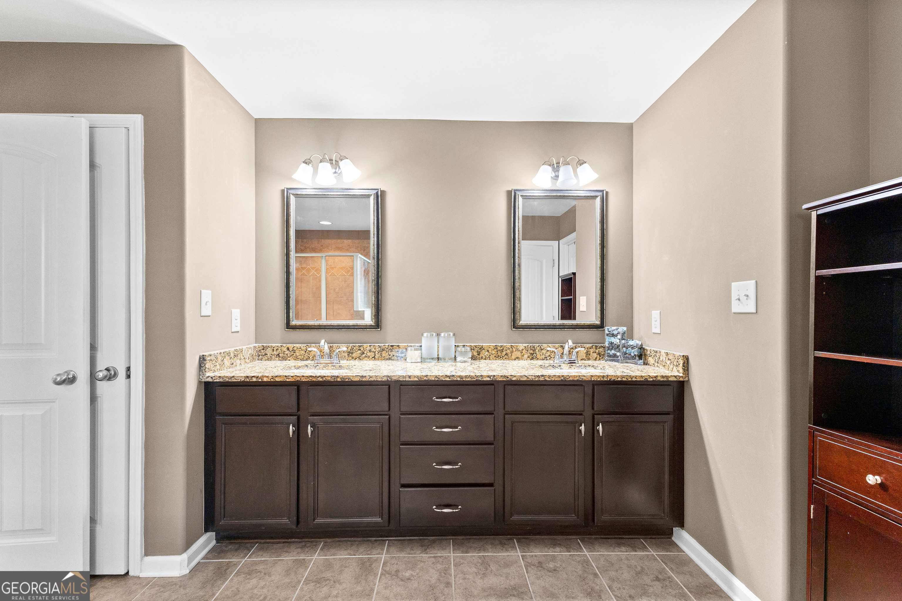 Newnan, Georgia 30263, United States, 4 Bedrooms Bedrooms, ,3 BathroomsBathrooms,Residential,Pending,27802