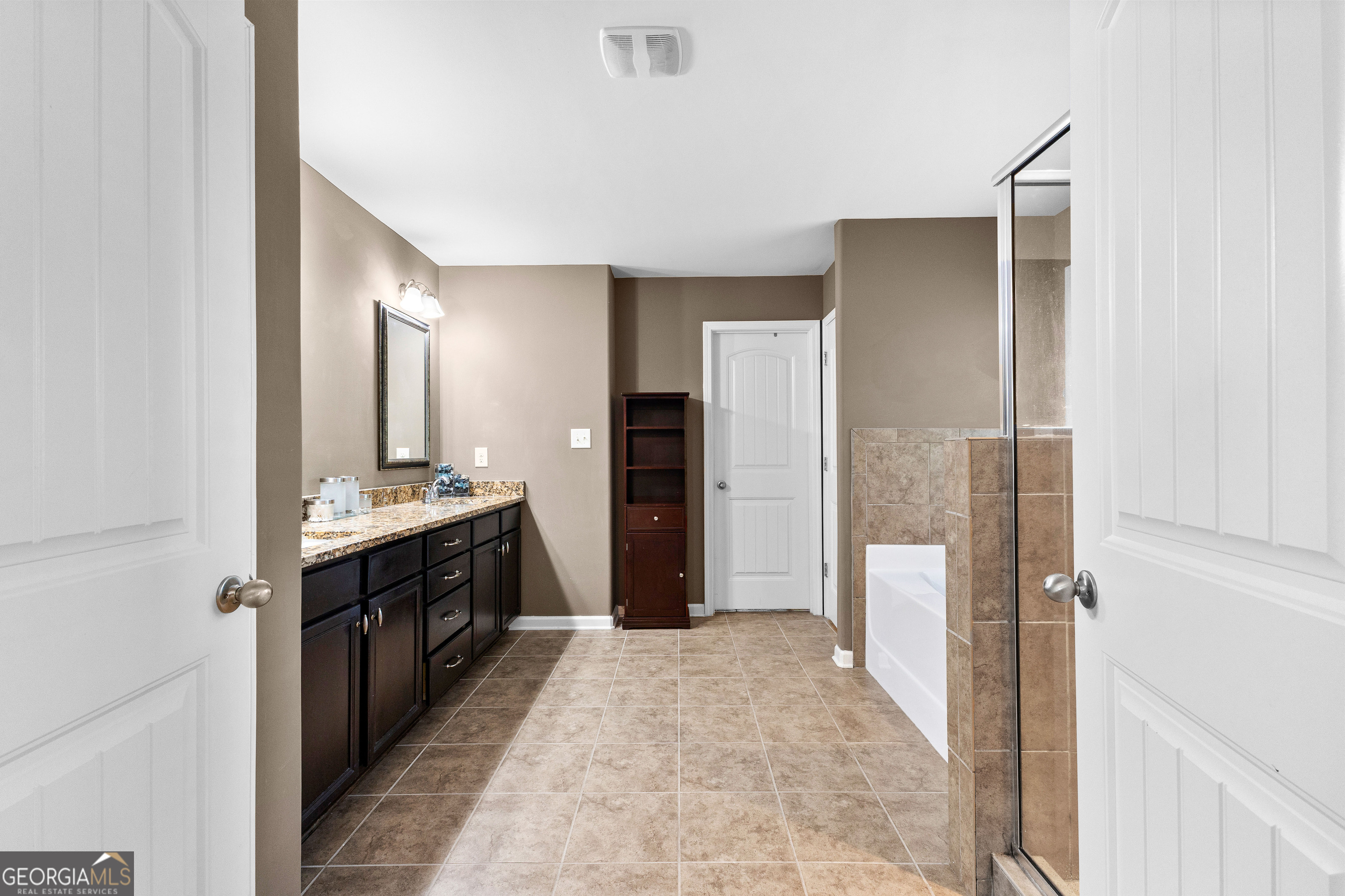 Newnan, Georgia 30263, United States, 4 Bedrooms Bedrooms, ,3 BathroomsBathrooms,Residential,Pending,27802