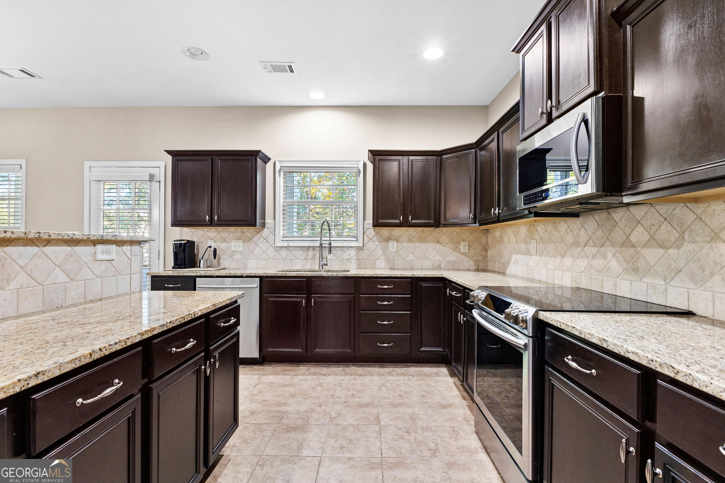 Newnan, Georgia 30263, United States, 4 Bedrooms Bedrooms, ,3 BathroomsBathrooms,Residential,Pending,27802