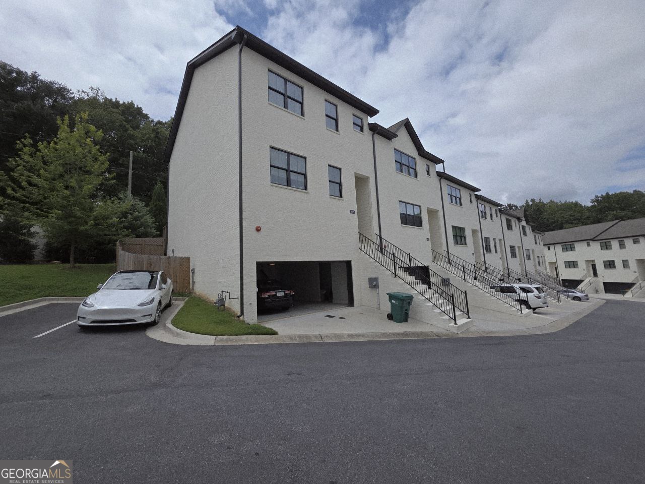 Custom Style and Modern, End Unit, 3 Level Townhouse in Dunwoody Location Beautifully maintained property with quick access to GA-400, I285 and nearby to Marta Station. Located just minutes from Perimeter Mall, Shopping, dining area.