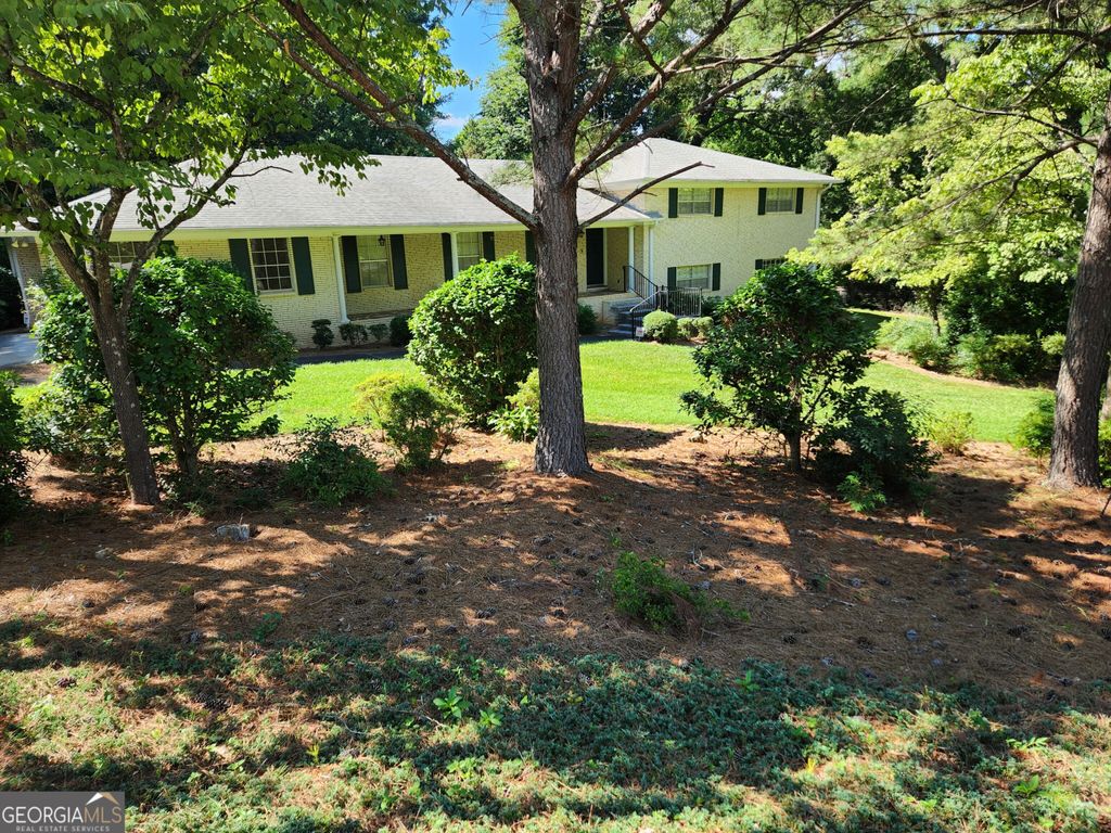 Photo of 1181 Lakeshore Circle, Gainesville, GA 30501 (MLS # 10670618)