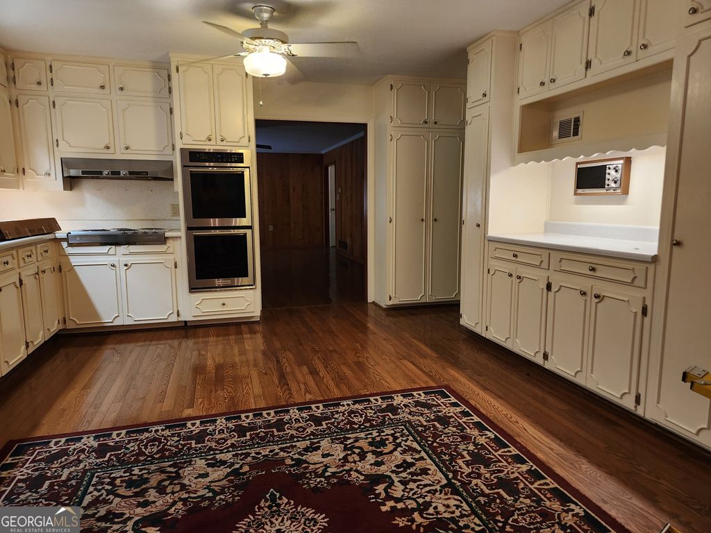 Photo of 1181 Lakeshore Circle, Gainesville, GA 30501 (MLS # 10670618)