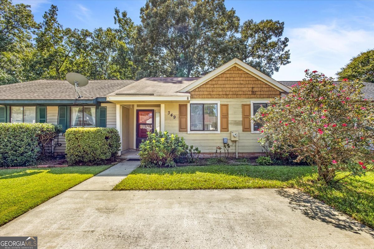 Charming 2-bedroom, 2-bath townhome in the heart of Warner Robins! Conveniently located near shopping, the mall, Robins Air Force Base, and I-75, this home offers easy access to everything you need. Perfect as a first-time home or an investment property, it features low-maintenance living in a prime location. Don't miss this opportunity!
